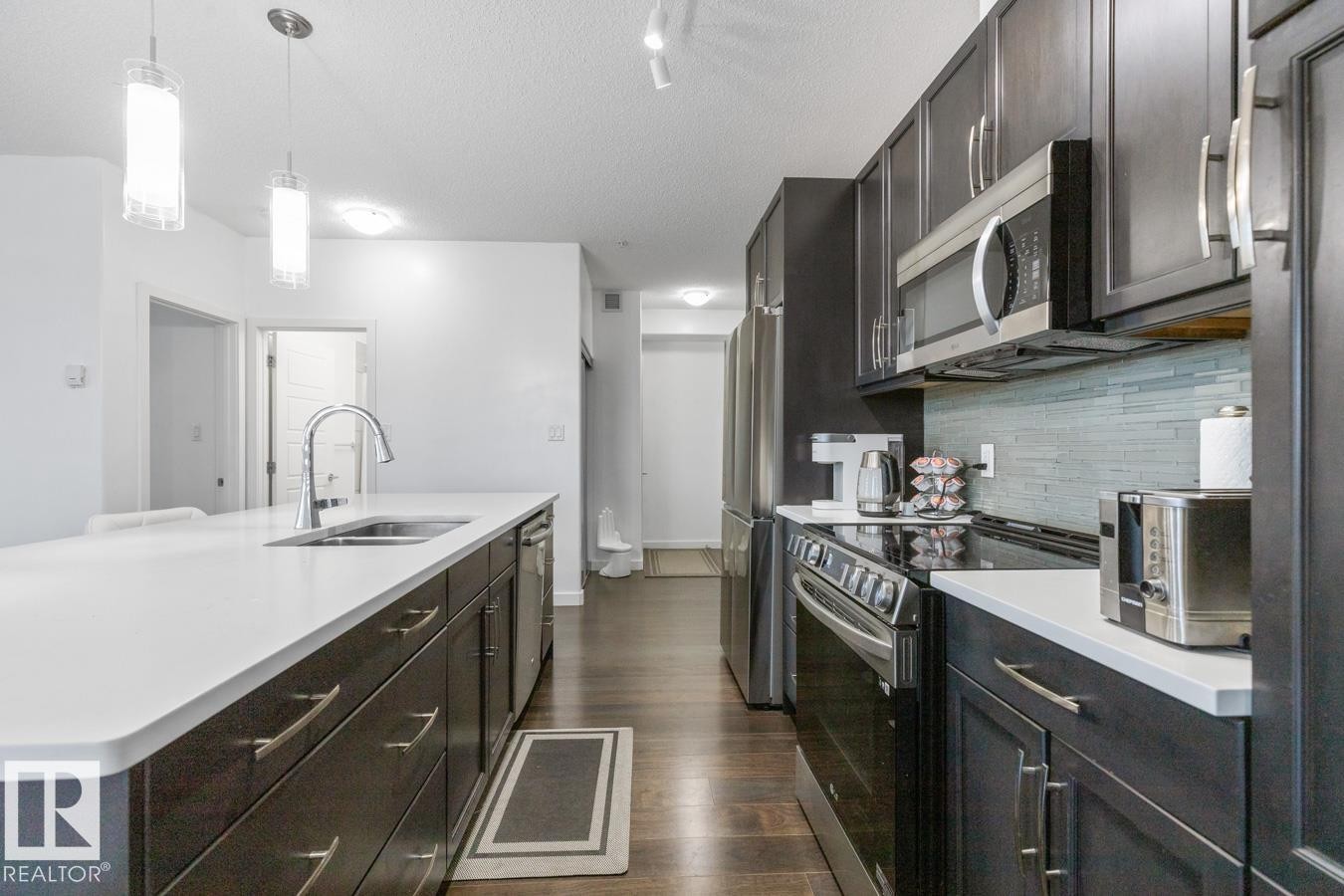 122 320 Ambleside Link Link, Edmonton, AB - Indoor Photo Showing Kitchen With Double Sink With Upgraded Kitchen