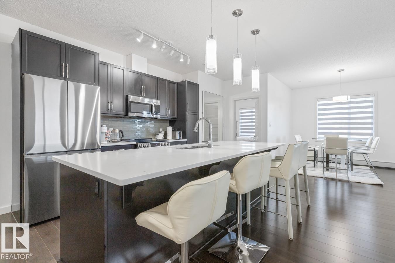 122 320 Ambleside Link Link, Edmonton, AB - Indoor Photo Showing Kitchen With Upgraded Kitchen