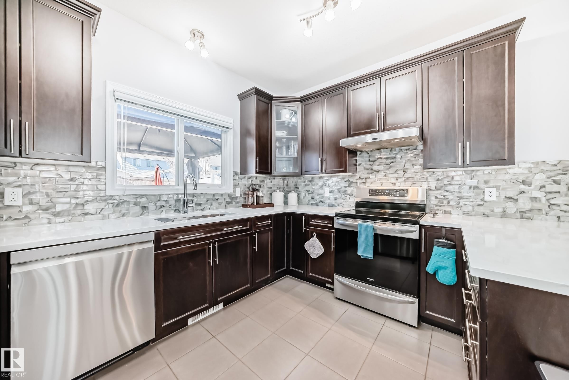 1128 74 Street, Edmonton, AB - Indoor Photo Showing Kitchen With Upgraded Kitchen