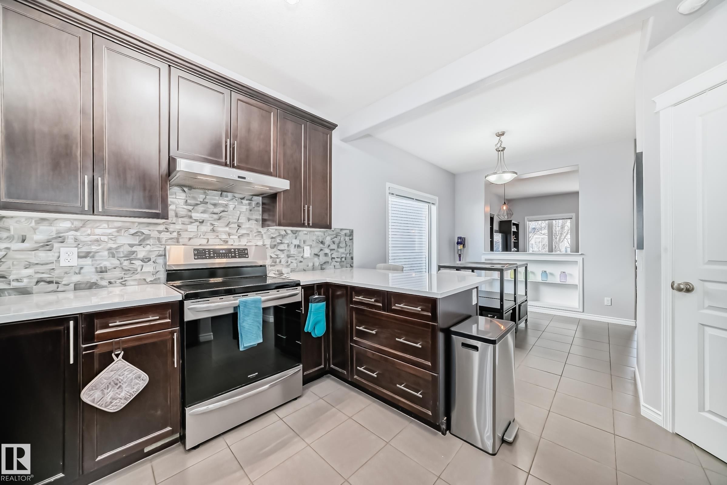 1128 74 Street, Edmonton, AB - Indoor Photo Showing Kitchen With Upgraded Kitchen
