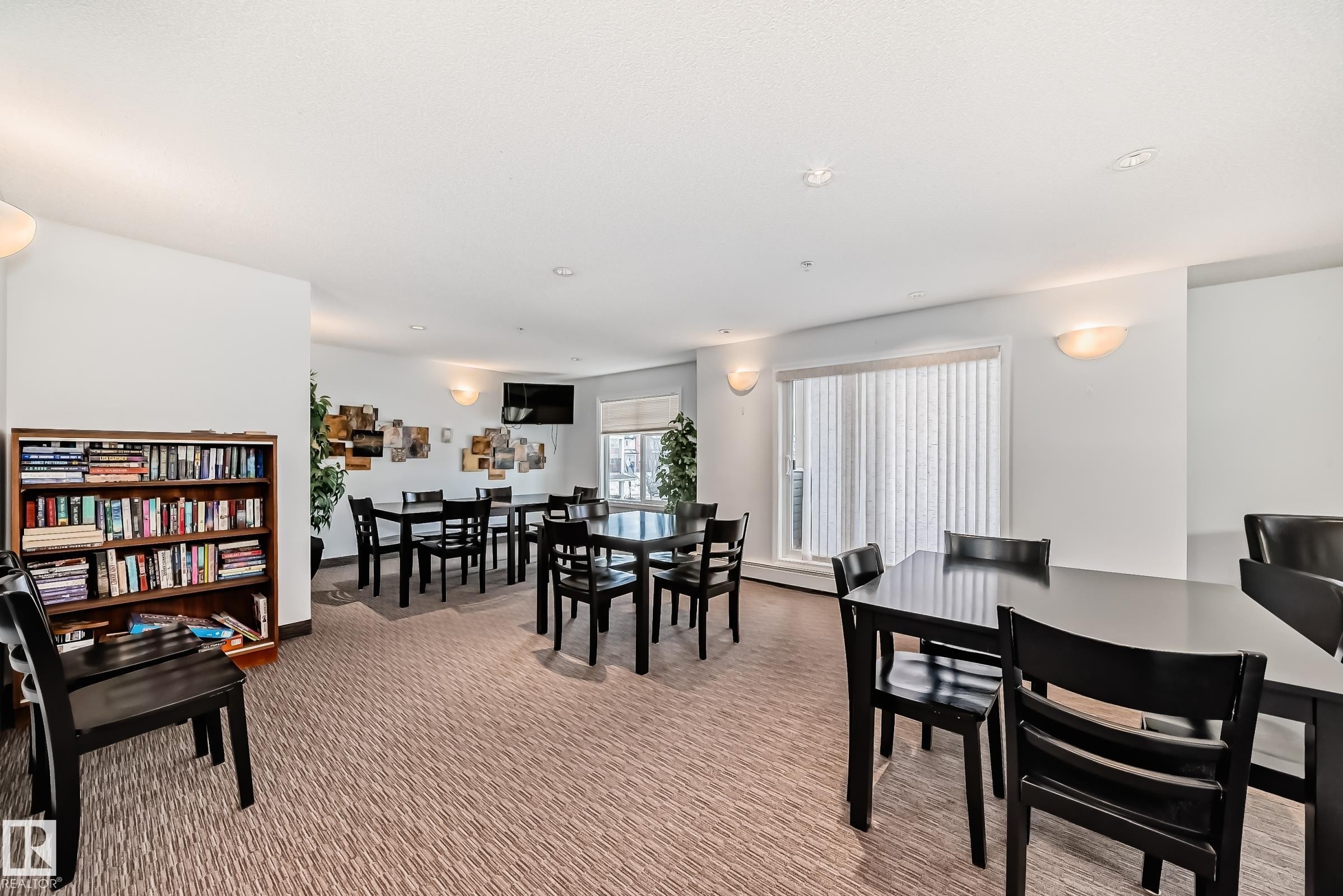 229 6076 Schonsee Way, Edmonton, AB - Indoor Photo Showing Dining Room