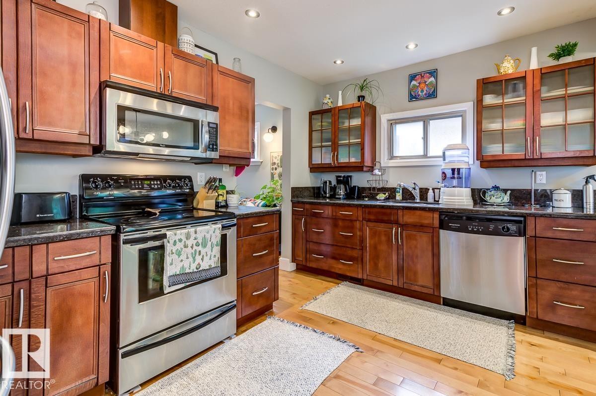 10950 73 Avenue, Edmonton, AB - Indoor Photo Showing Kitchen