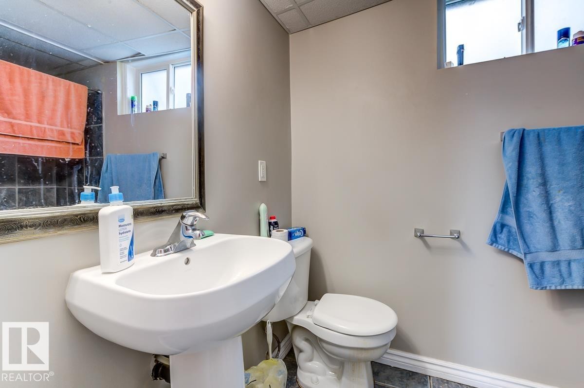 10950 73 Avenue, Edmonton, AB - Indoor Photo Showing Bathroom
