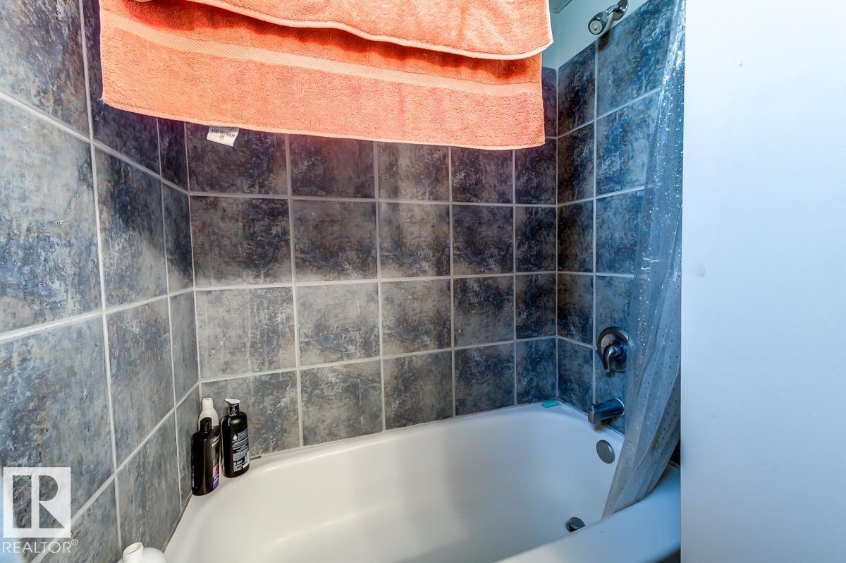 10950 73 Avenue, Edmonton, AB - Indoor Photo Showing Bathroom