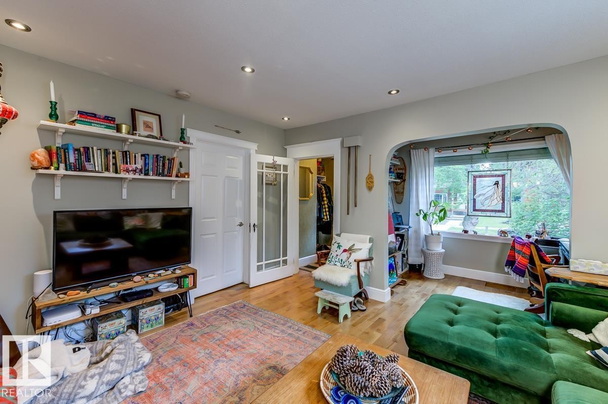 10950 73 Avenue, Edmonton, AB - Indoor Photo Showing Living Room