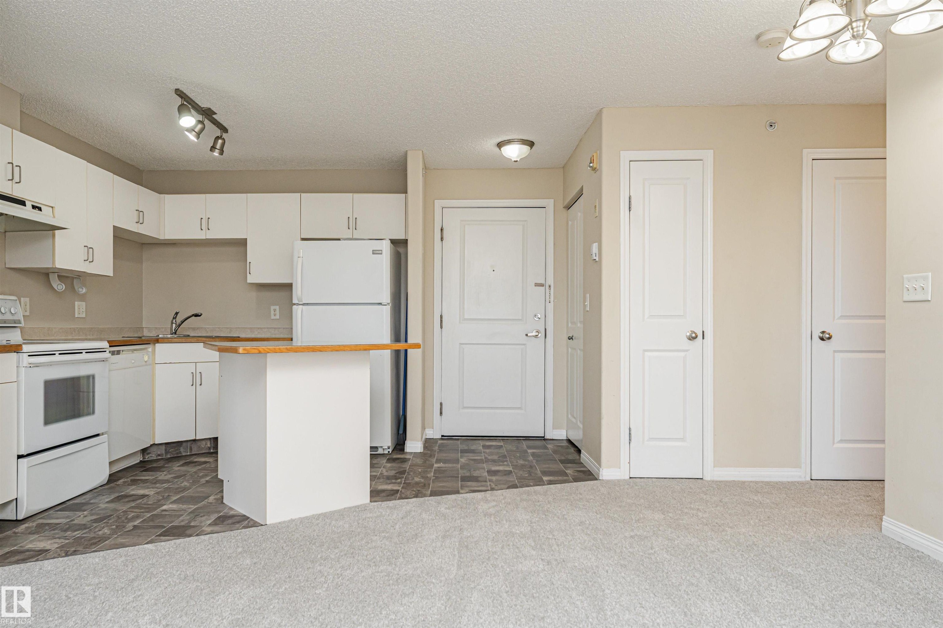 524 10535 122 Street, Edmonton, AB - Indoor Photo Showing Kitchen