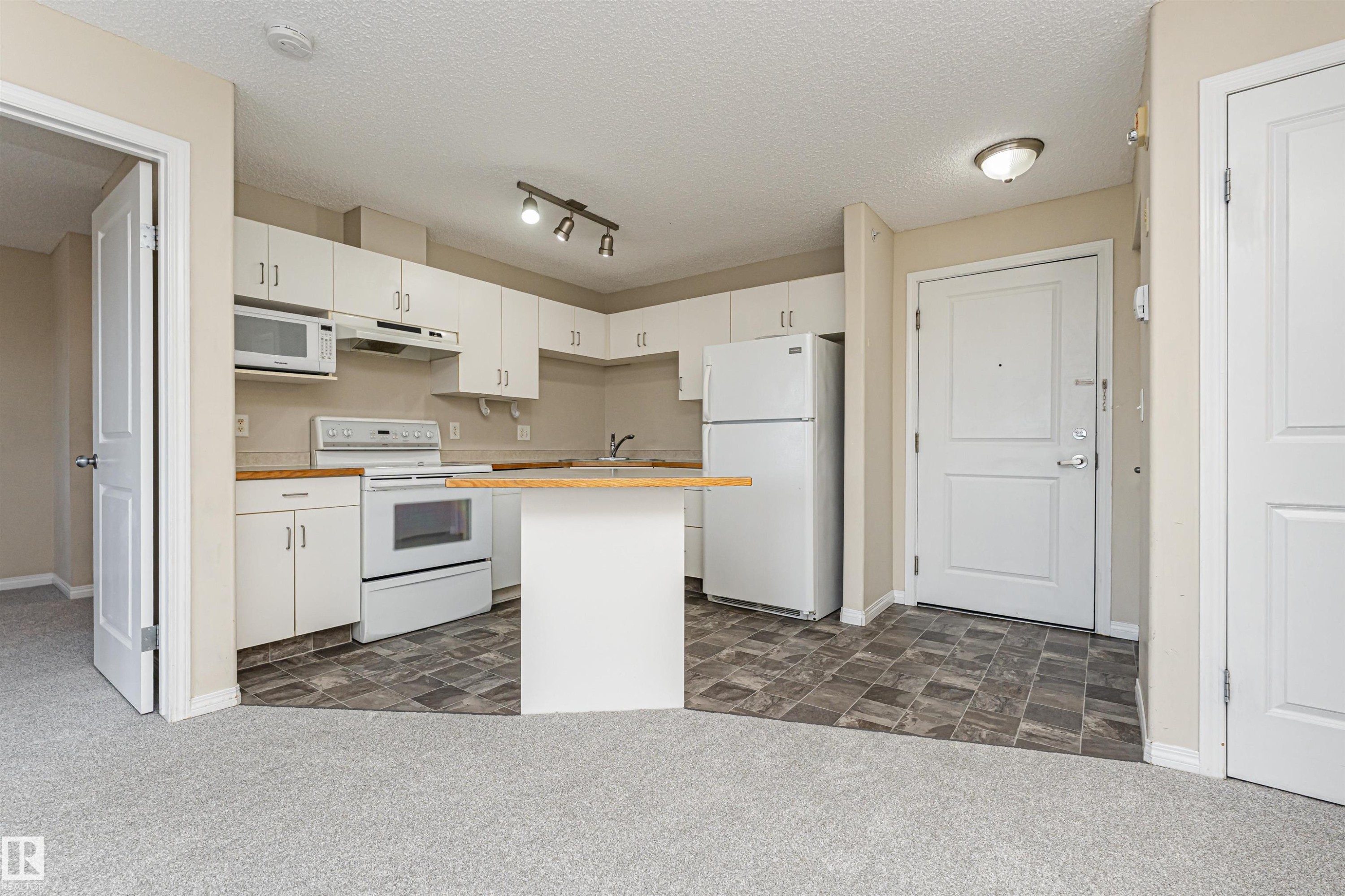 524 10535 122 Street, Edmonton, AB - Indoor Photo Showing Kitchen
