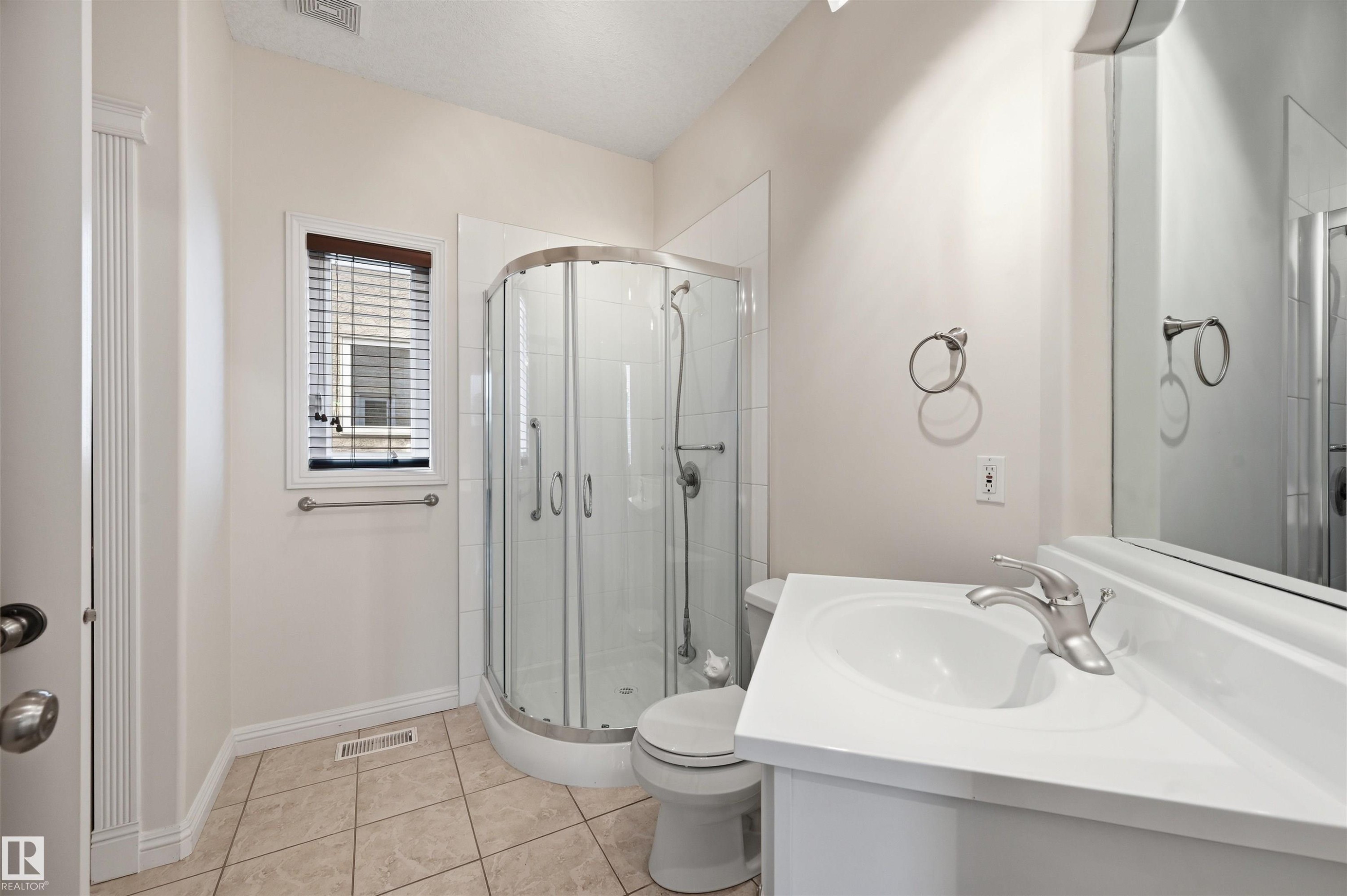2423 Tegler Green, Edmonton, AB - Indoor Photo Showing Bathroom
