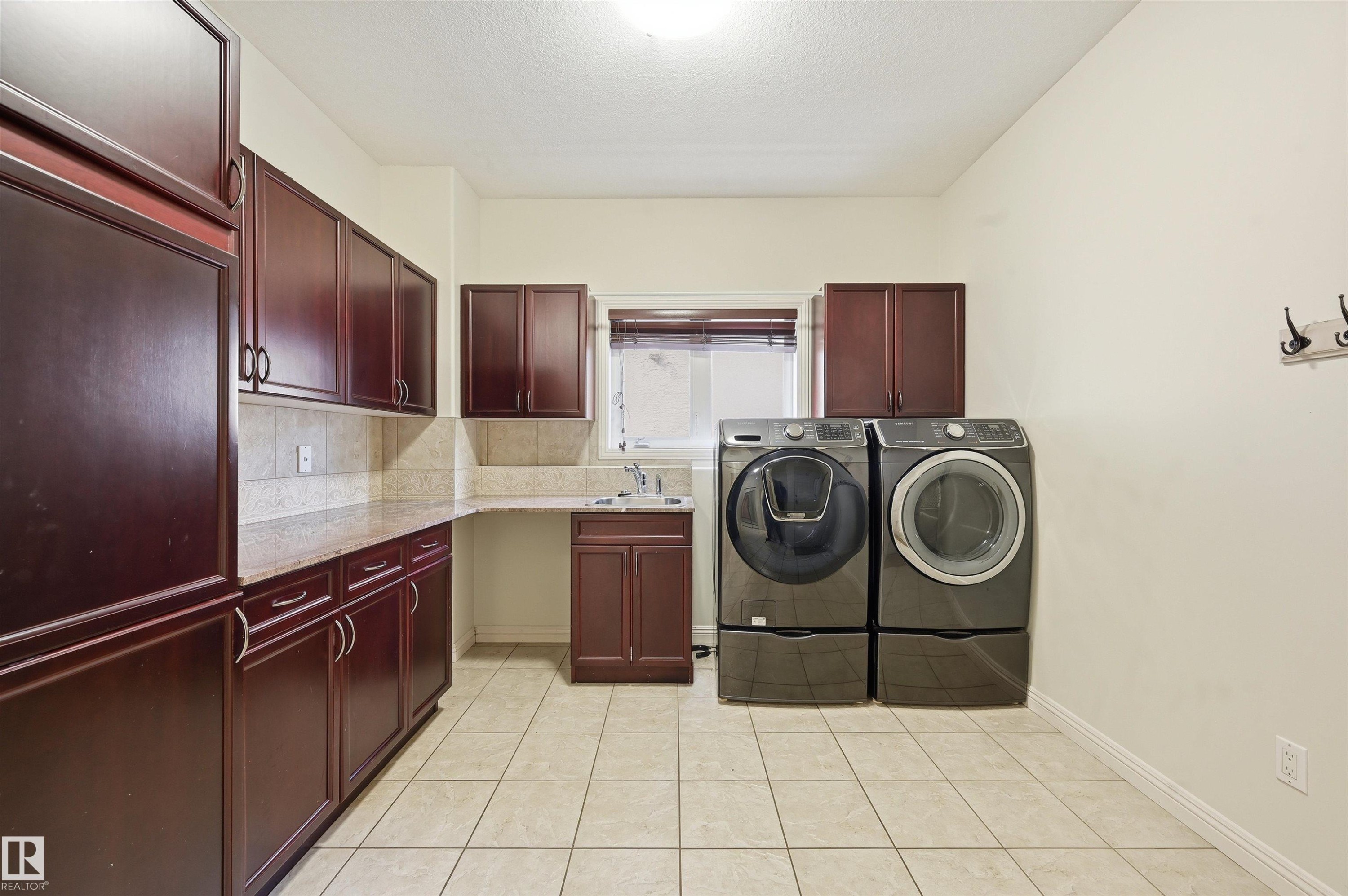 2423 Tegler Green, Edmonton, AB - Indoor Photo Showing Laundry Room