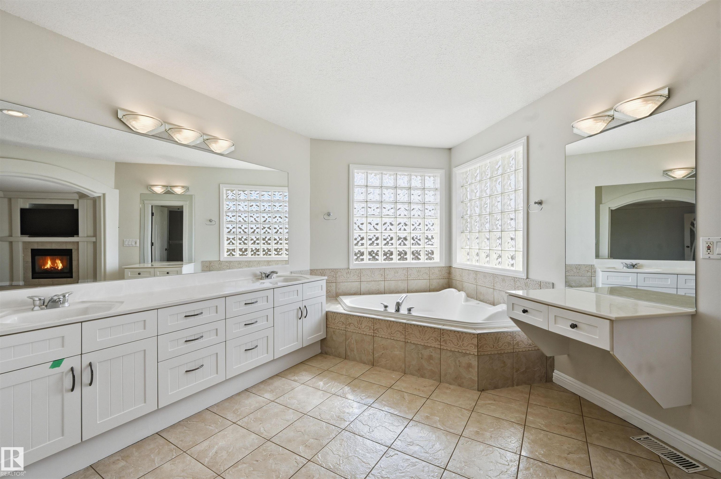 2423 Tegler Green, Edmonton, AB - Indoor Photo Showing Bathroom