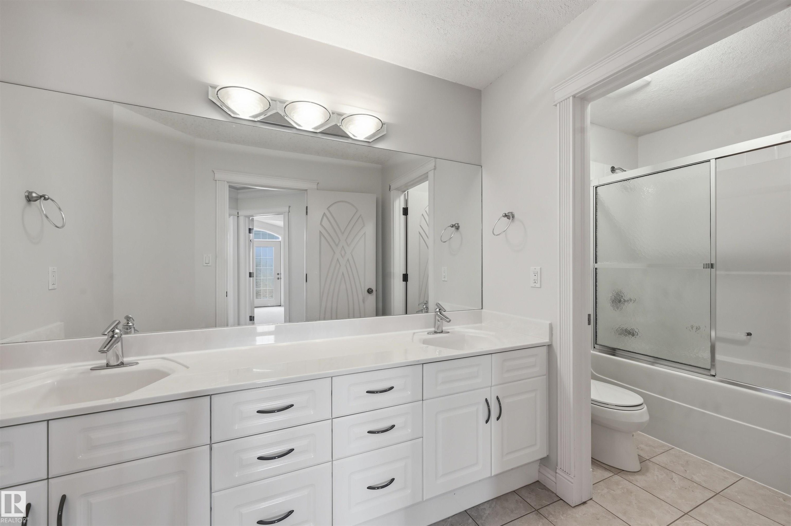 2423 Tegler Green, Edmonton, AB - Indoor Photo Showing Bathroom