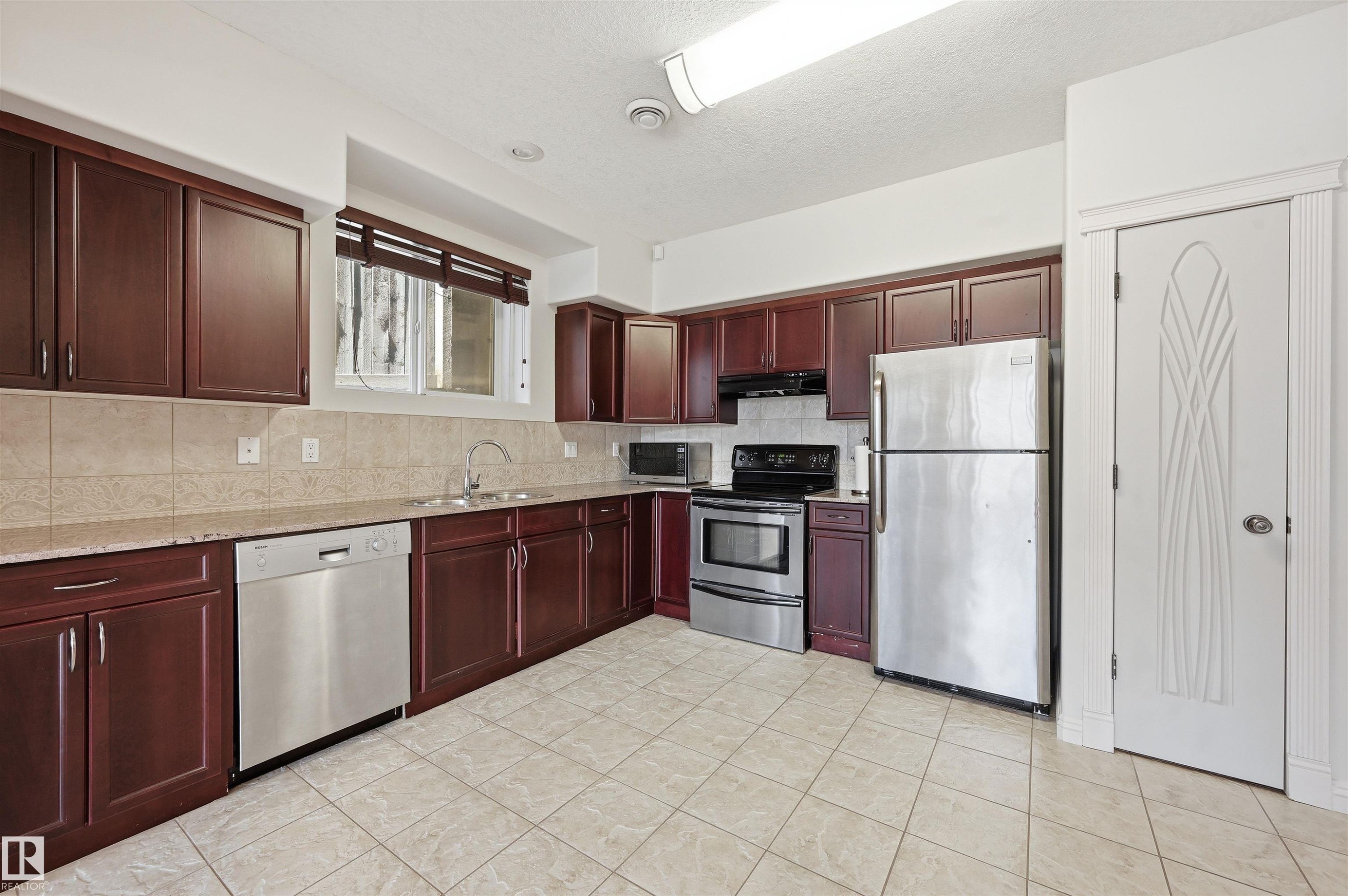 2423 Tegler Green, Edmonton, AB - Indoor Photo Showing Kitchen
