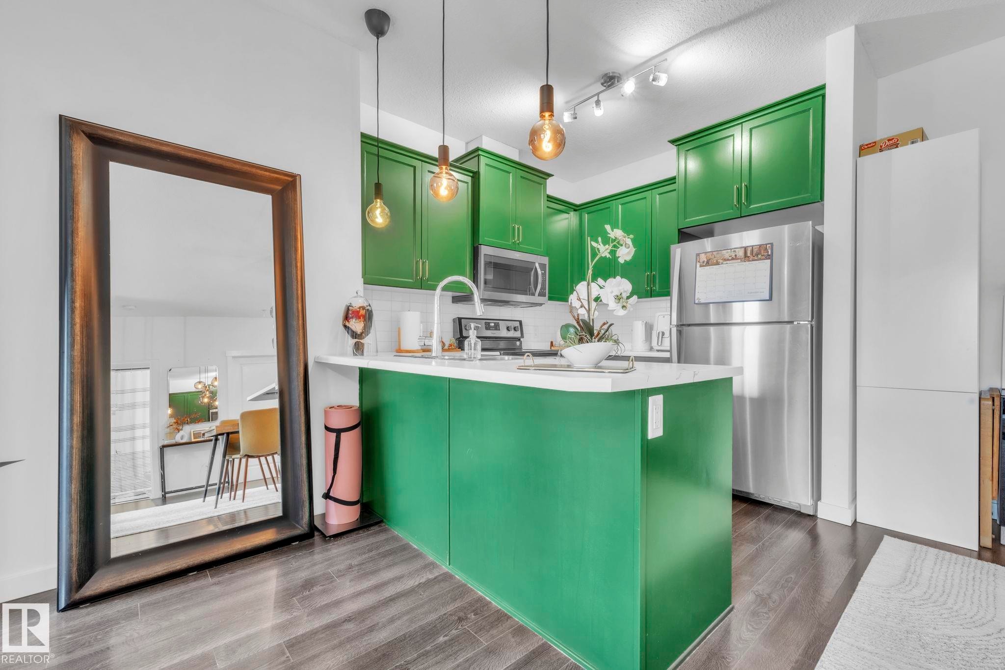 203 812 Welsh Drive, Edmonton, AB - Indoor Photo Showing Kitchen With Upgraded Kitchen