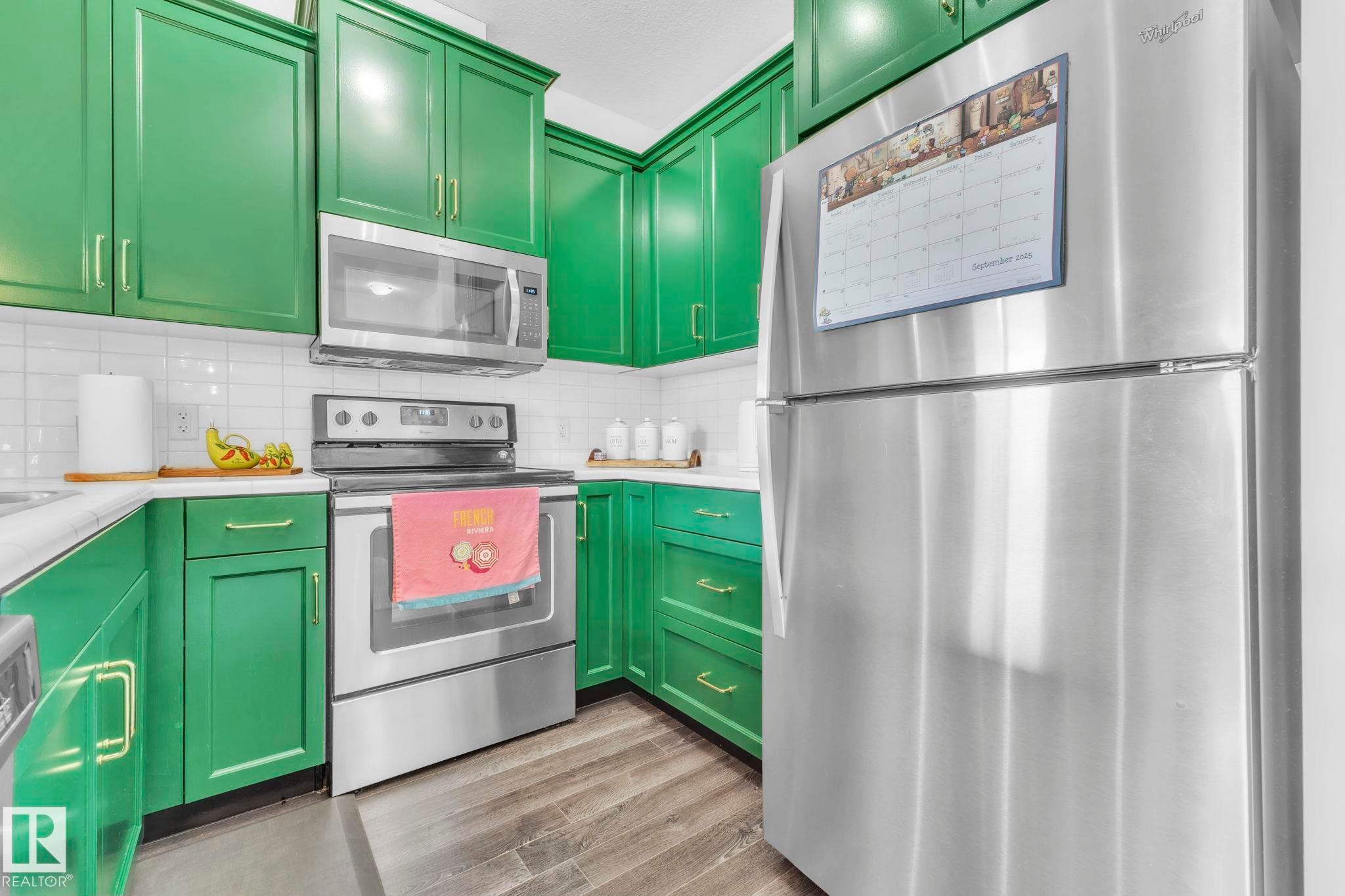 203 812 Welsh Drive, Edmonton, AB - Indoor Photo Showing Kitchen With Upgraded Kitchen
