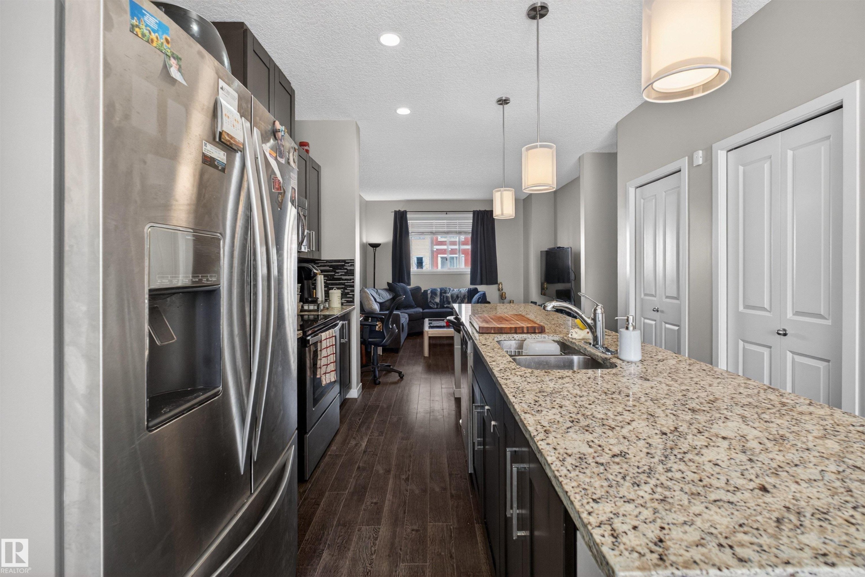 9 320 Secord Boulevard, Edmonton, AB - Indoor Photo Showing Kitchen With Double Sink With Upgraded Kitchen