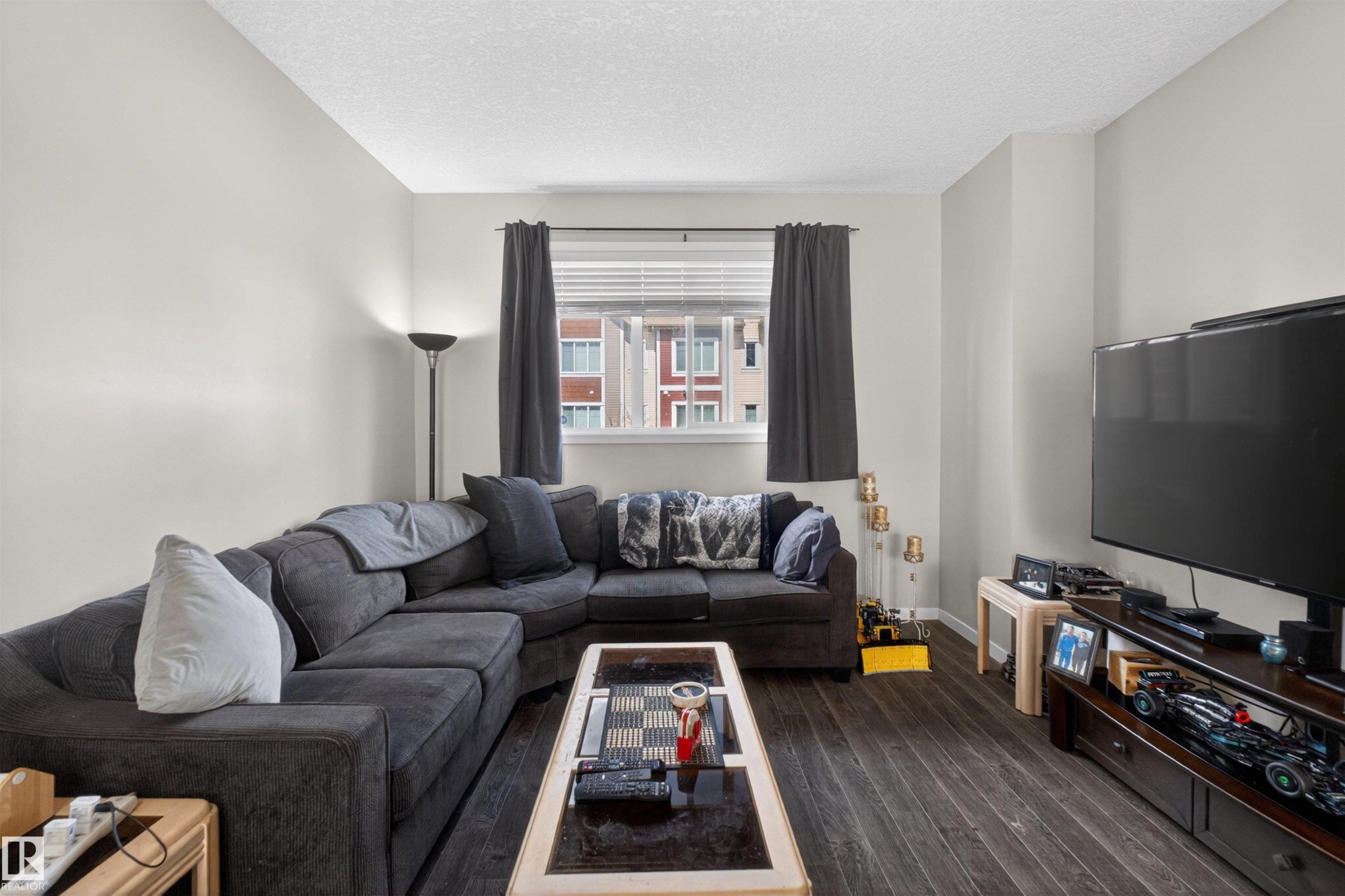 9 320 Secord Boulevard, Edmonton, AB - Indoor Photo Showing Living Room
