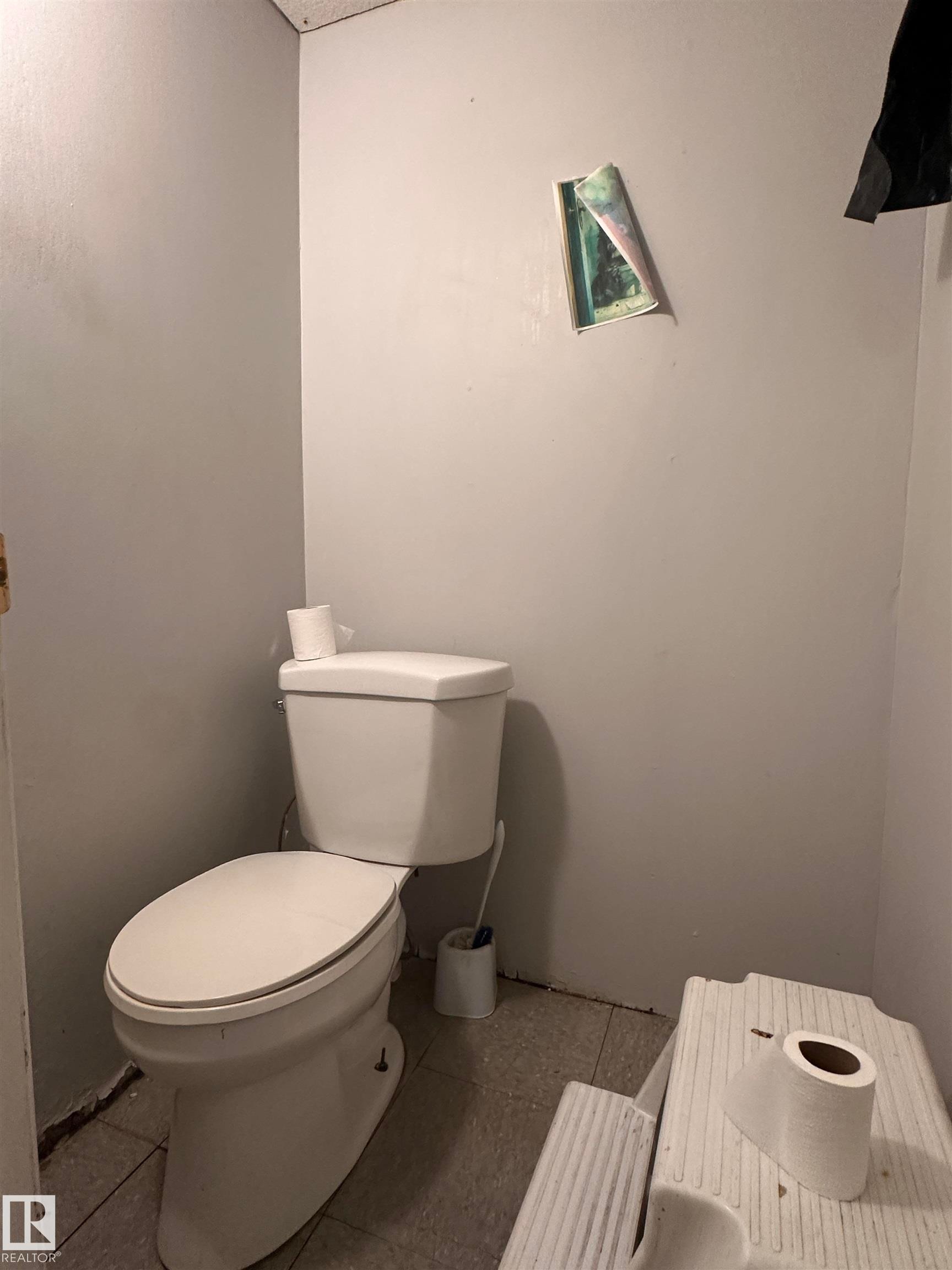 Image quality insufficient for description - 10528 100 Avenue, Westlock, AB - Indoor Photo Showing Bathroom