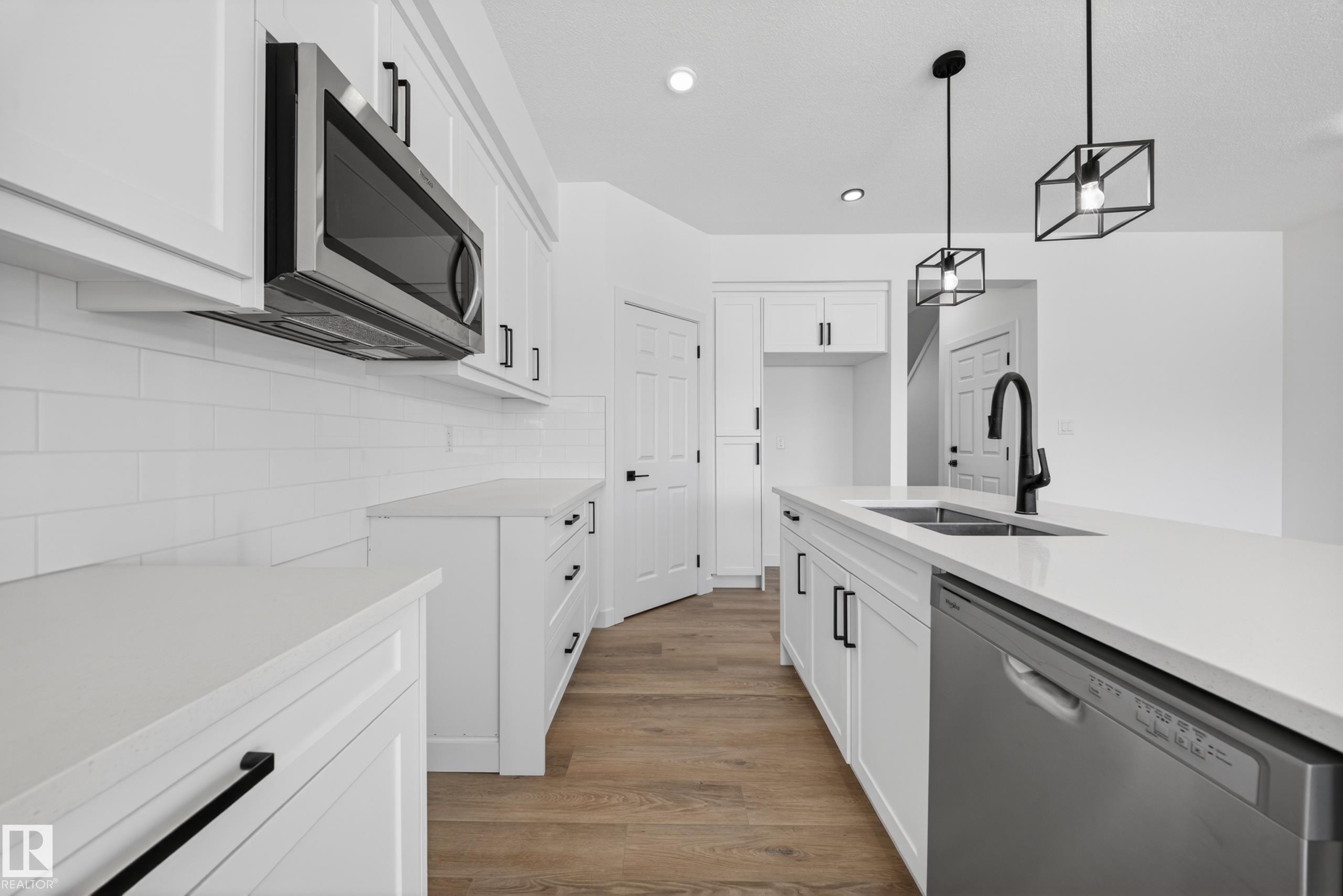 227 Deer Valley Drive, Leduc, AB - Indoor Photo Showing Kitchen With Double Sink With Upgraded Kitchen