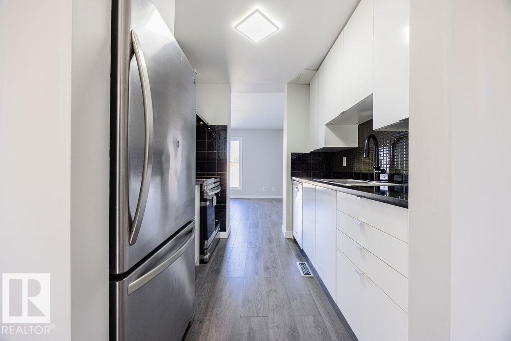 113 Abbottsfield Road, Edmonton, AB - Indoor Photo Showing Kitchen
