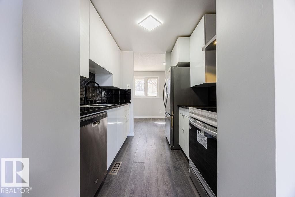 113 Abbottsfield Road, Edmonton, AB - Indoor Photo Showing Kitchen