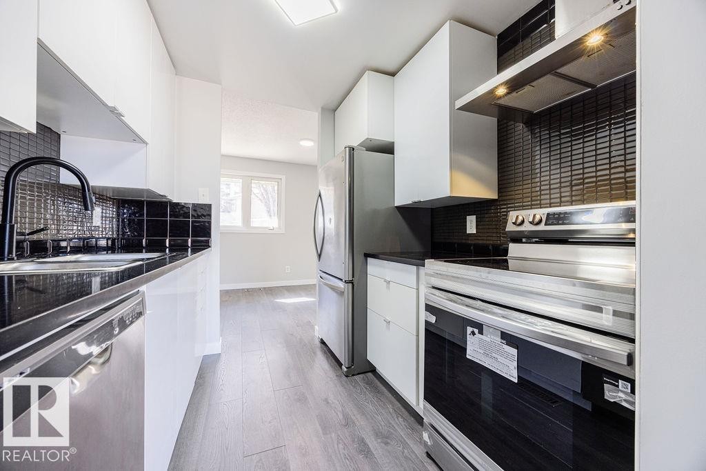 113 Abbottsfield Road, Edmonton, AB - Indoor Photo Showing Kitchen With Stainless Steel Kitchen