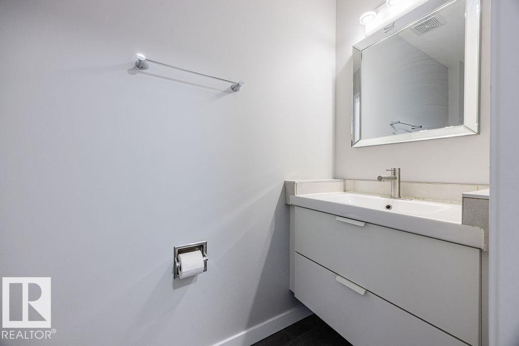 113 Abbottsfield Road, Edmonton, AB - Indoor Photo Showing Bathroom
