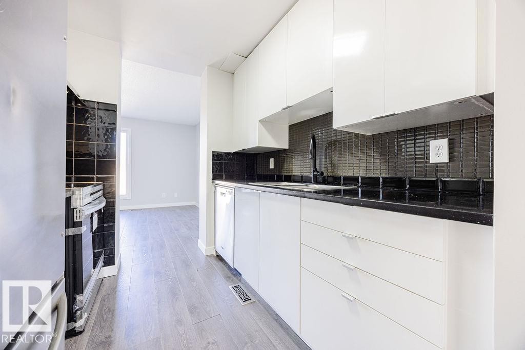 113 Abbottsfield Road, Edmonton, AB - Indoor Photo Showing Kitchen
