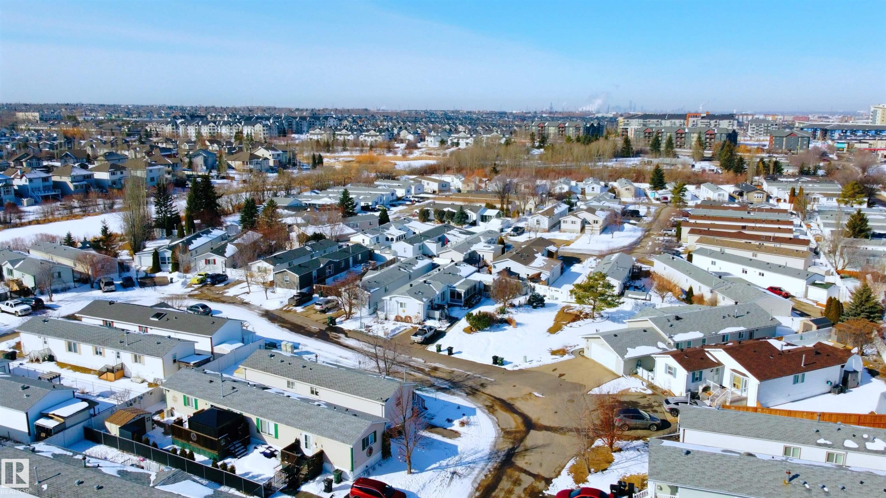 Aerial view showcasing a residential area with various homes under a clear sky - 1663 Jubilee Crescent, Sherwood Park, AB - Outdoor With View