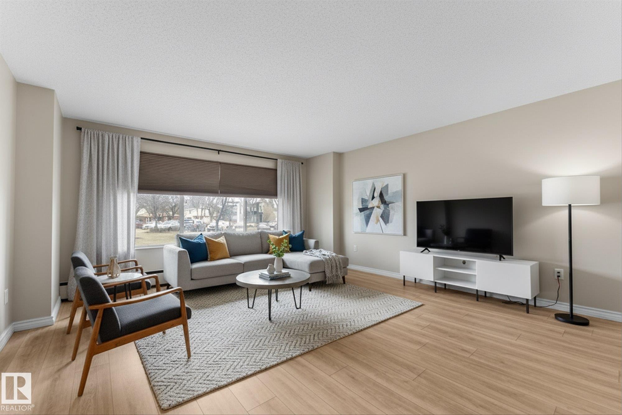 102 13910 Stony Plain Road, Edmonton, AB - Indoor Photo Showing Living Room