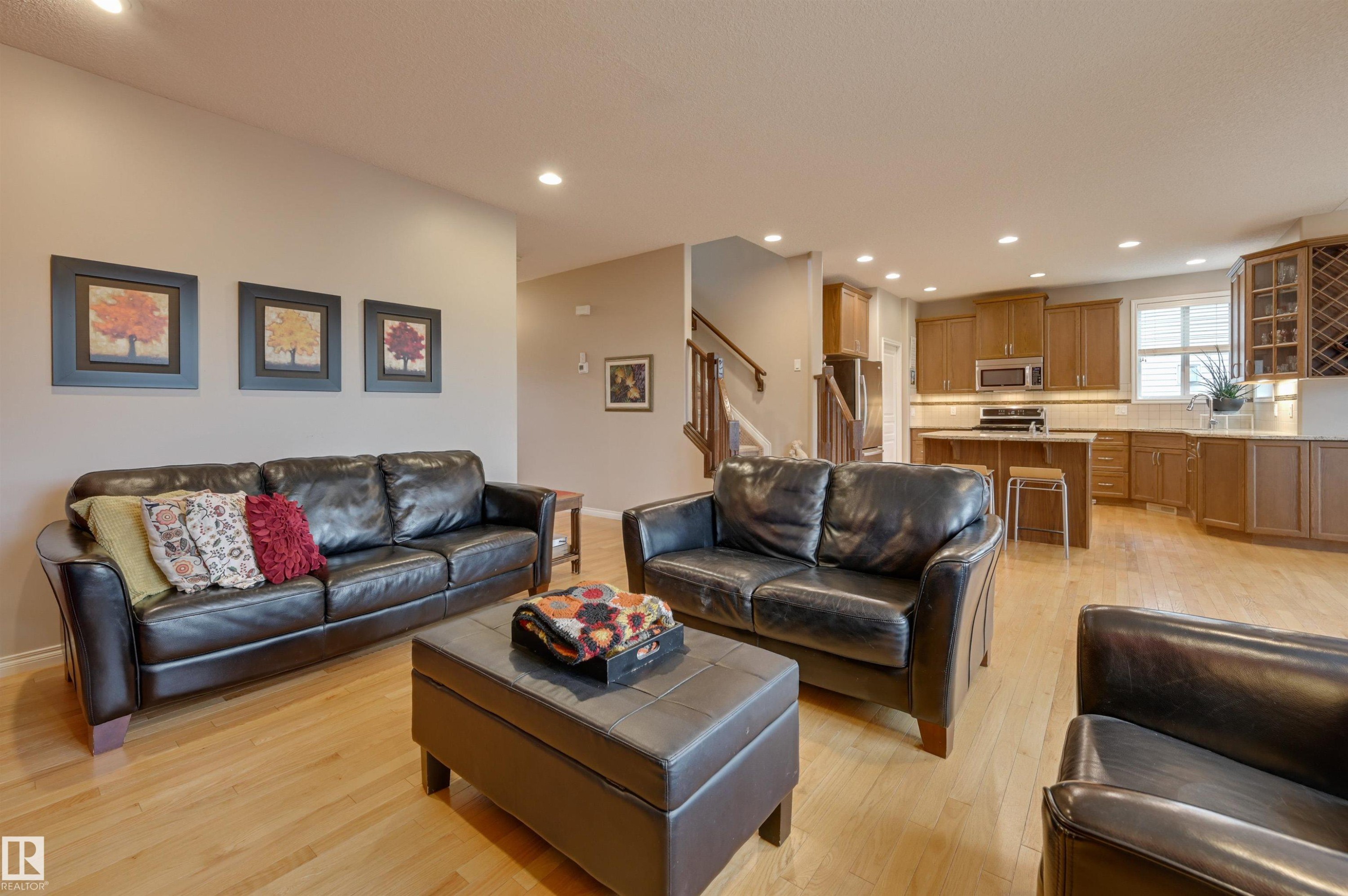 20645 93A Avenue, Edmonton, AB - Indoor Photo Showing Living Room