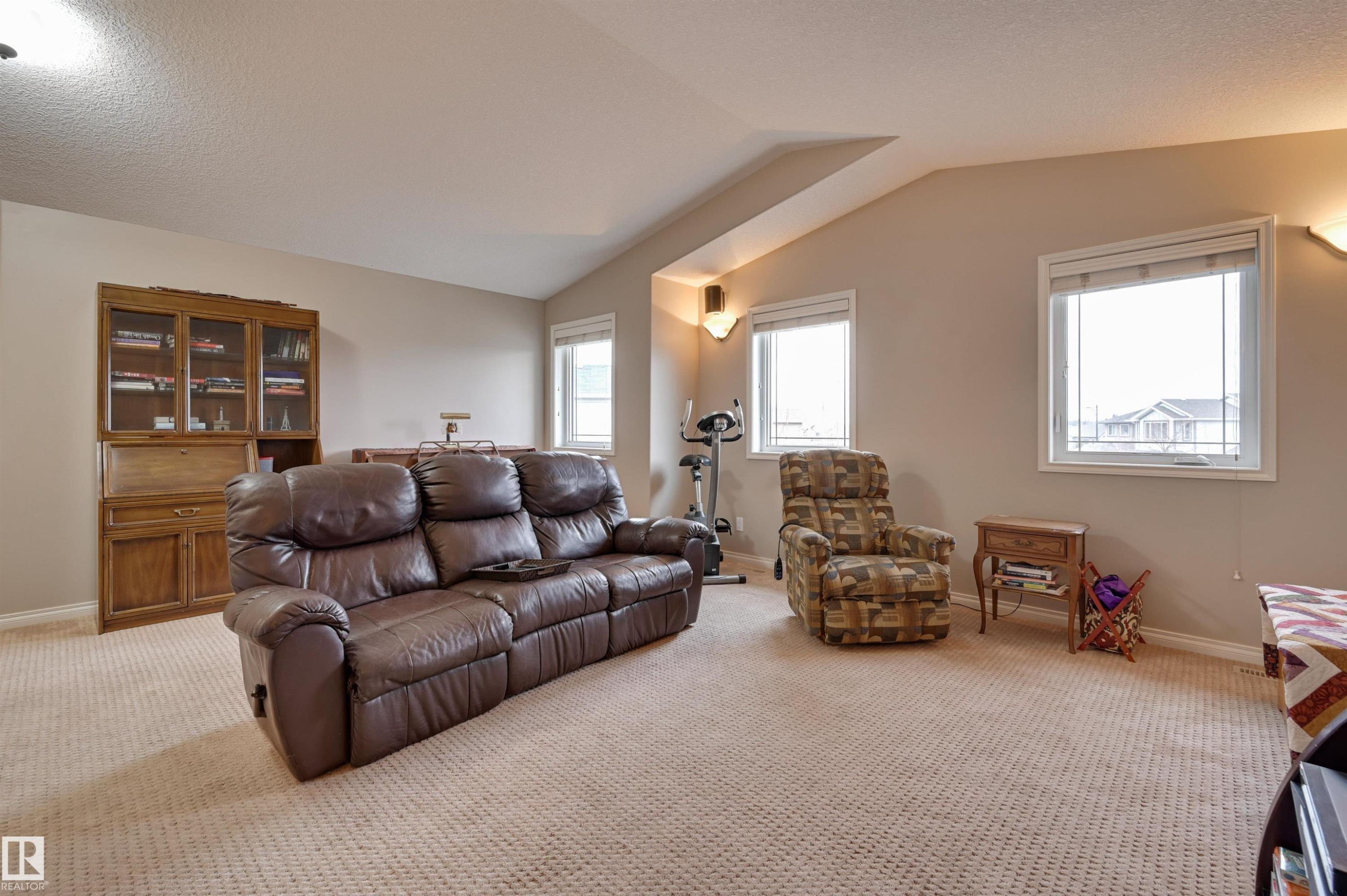 20645 93A Avenue, Edmonton, AB - Indoor Photo Showing Living Room
