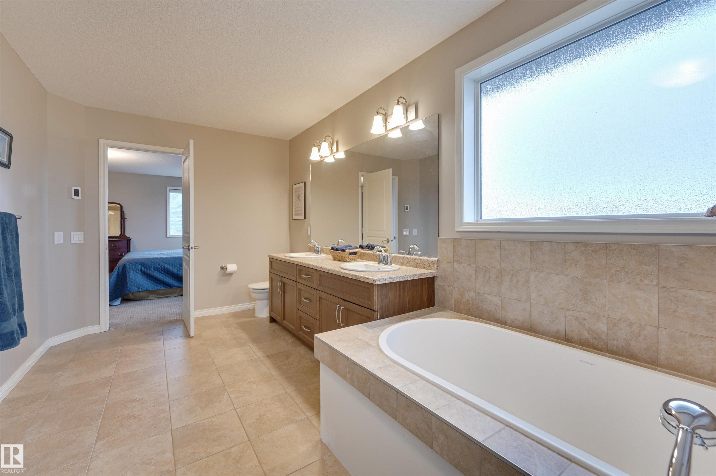 20645 93A Avenue, Edmonton, AB - Indoor Photo Showing Bathroom