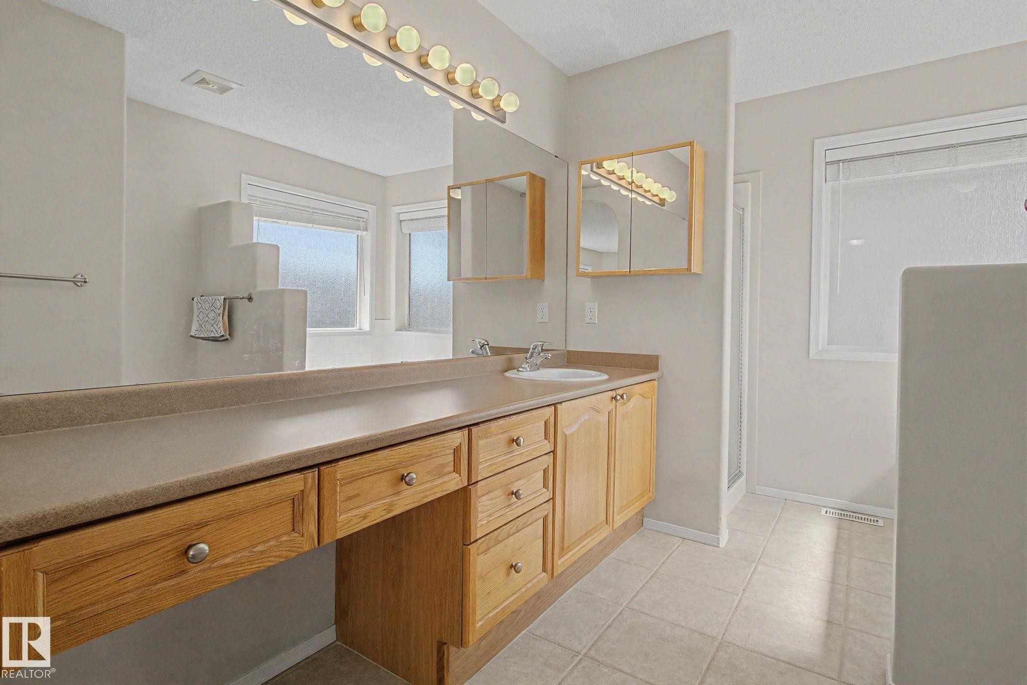 3505 Mclean Crescent, Edmonton, AB - Indoor Photo Showing Bathroom