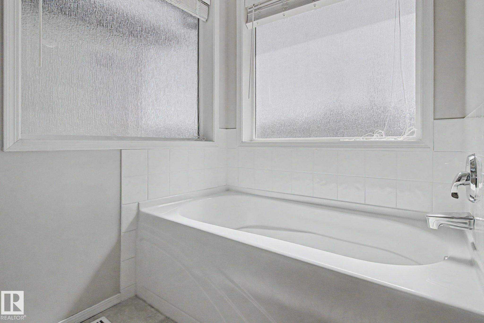 3505 Mclean Crescent, Edmonton, AB - Indoor Photo Showing Bathroom