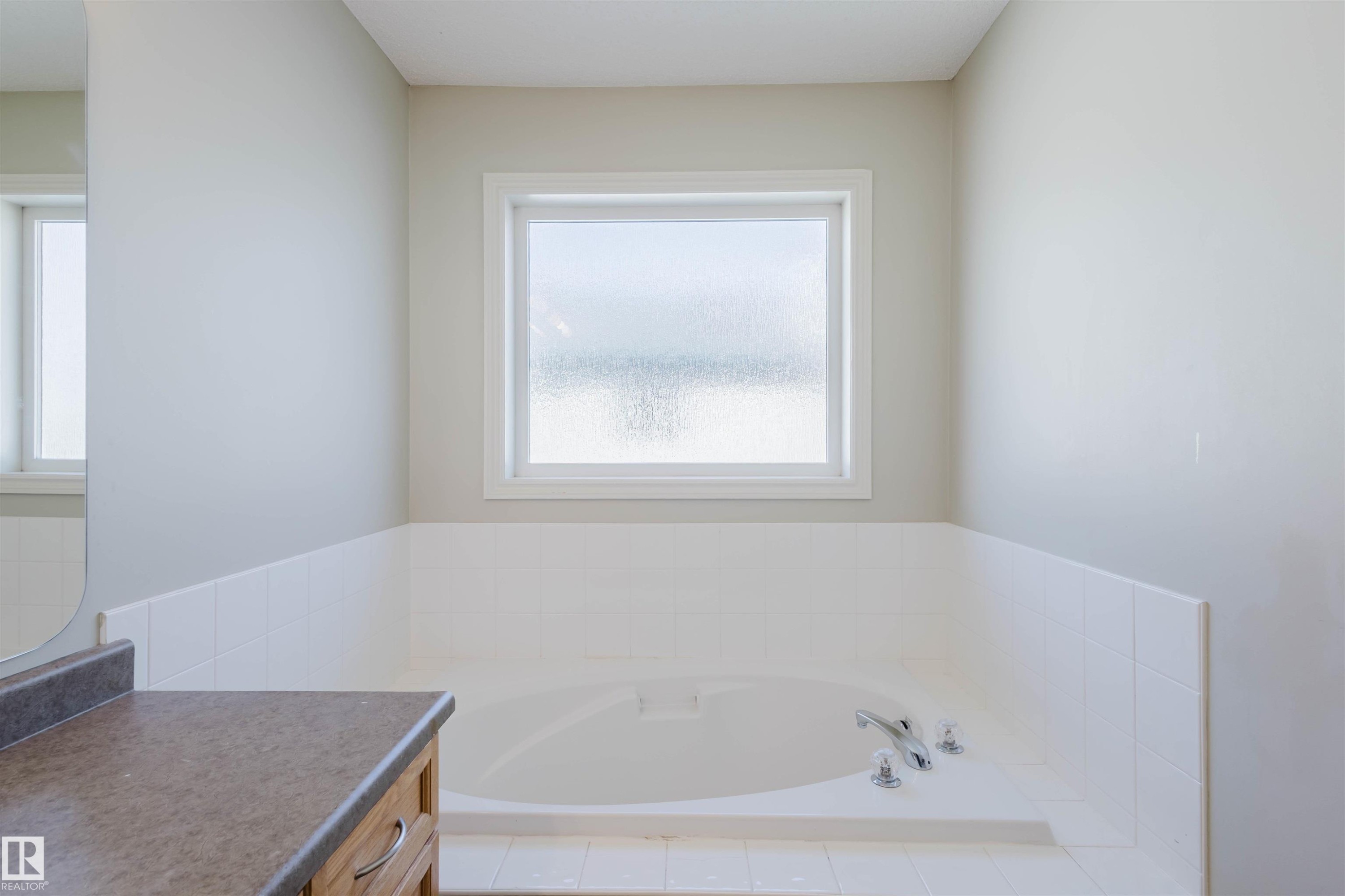 3534 Mclean Crescent, Edmonton, AB - Indoor Photo Showing Bathroom