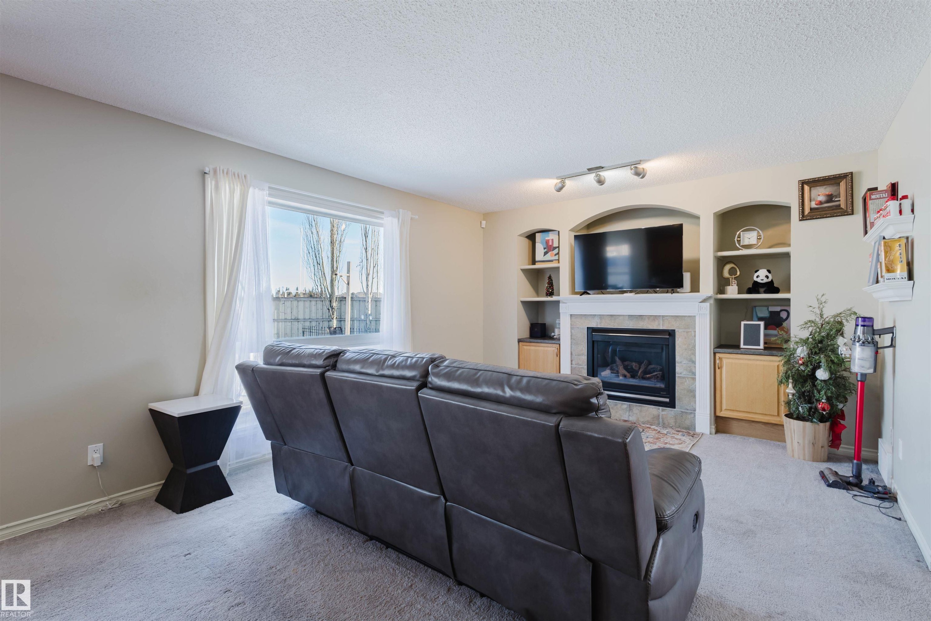 3534 Mclean Crescent, Edmonton, AB - Indoor Photo Showing Living Room With Fireplace