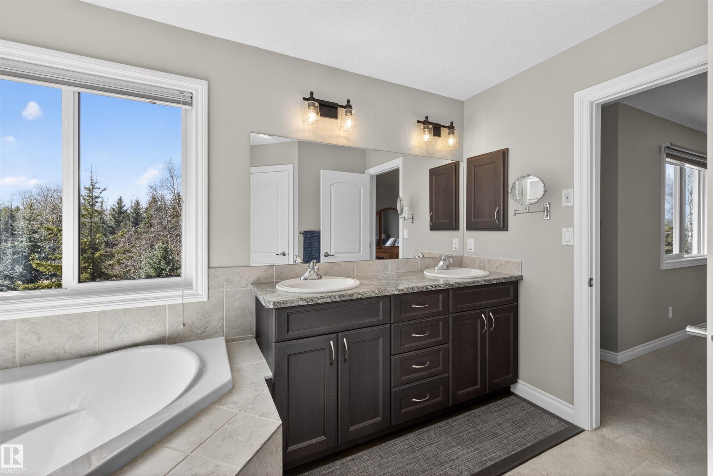 3353 Hilton Crescent, Edmonton, AB - Indoor Photo Showing Bathroom