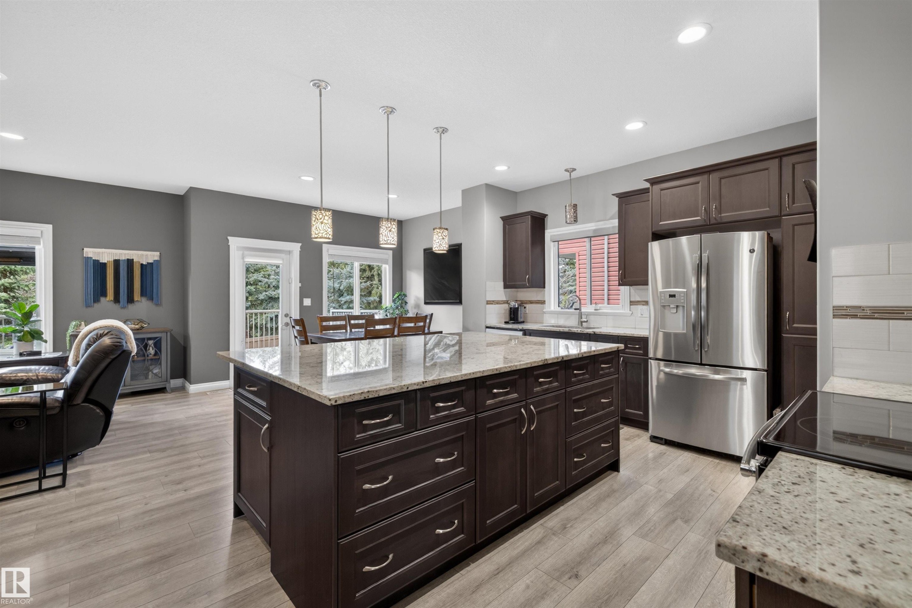 3353 Hilton Crescent, Edmonton, AB - Indoor Photo Showing Kitchen With Upgraded Kitchen