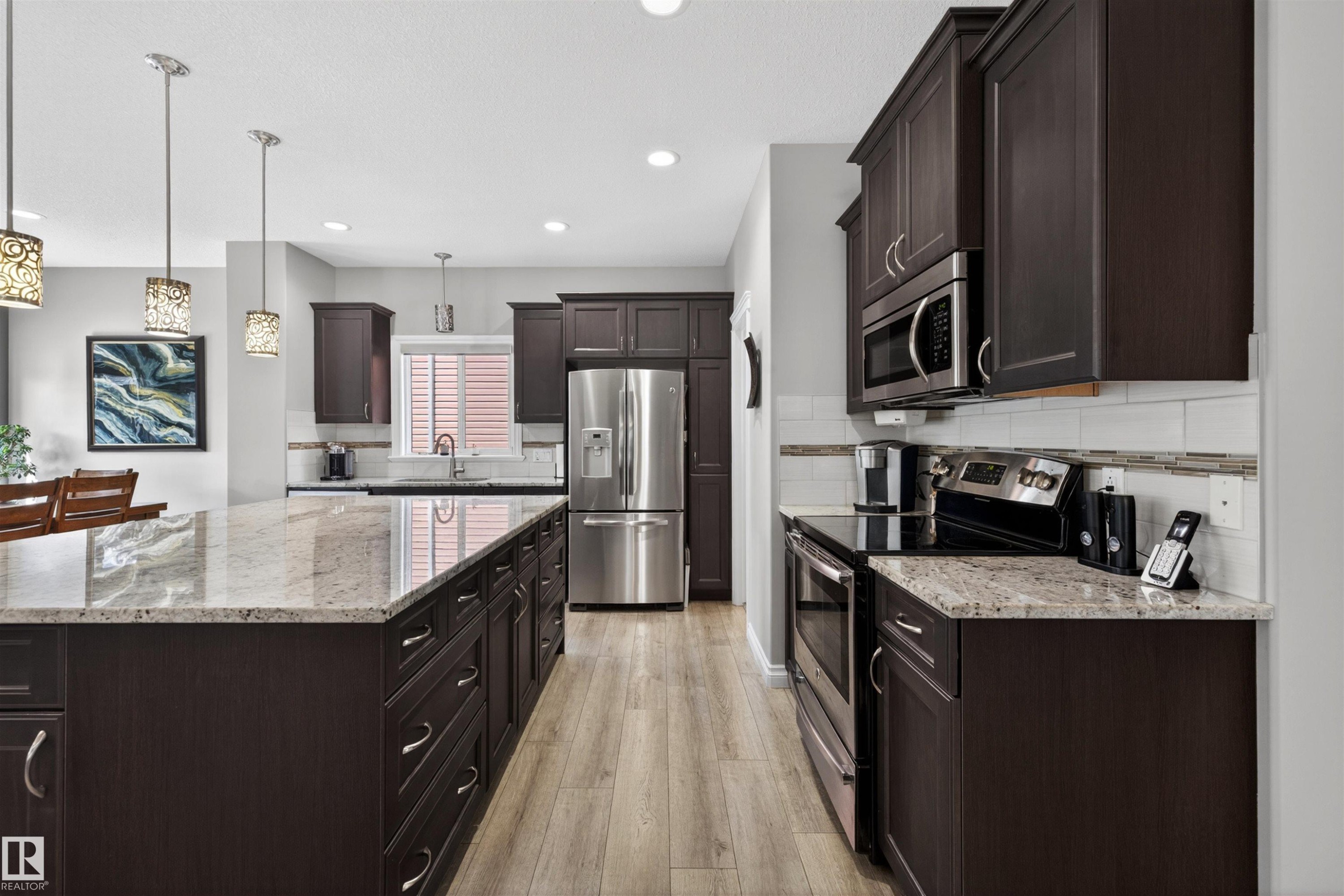 3353 Hilton Crescent, Edmonton, AB - Indoor Photo Showing Kitchen With Upgraded Kitchen