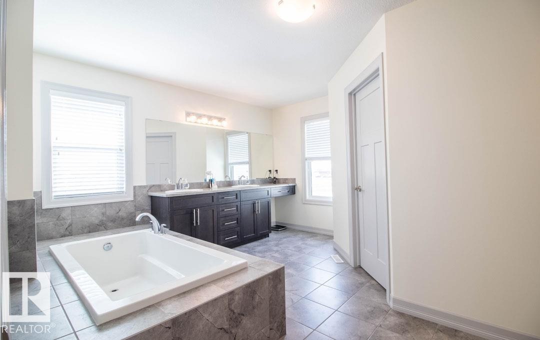 13855 143 Avenue, Edmonton, AB - Indoor Photo Showing Bathroom