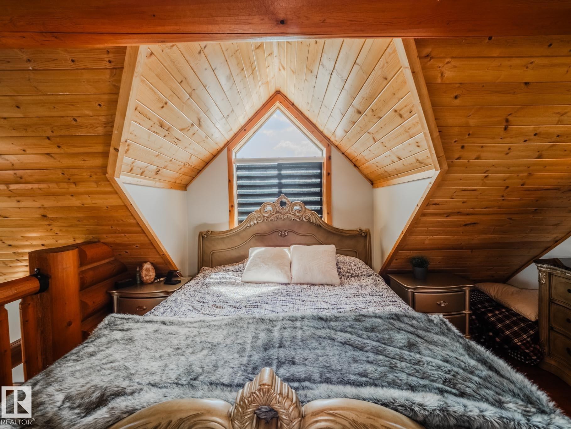 213 Lakeshore Drive, Rural Athabasca County, AB - Indoor Photo Showing Bedroom