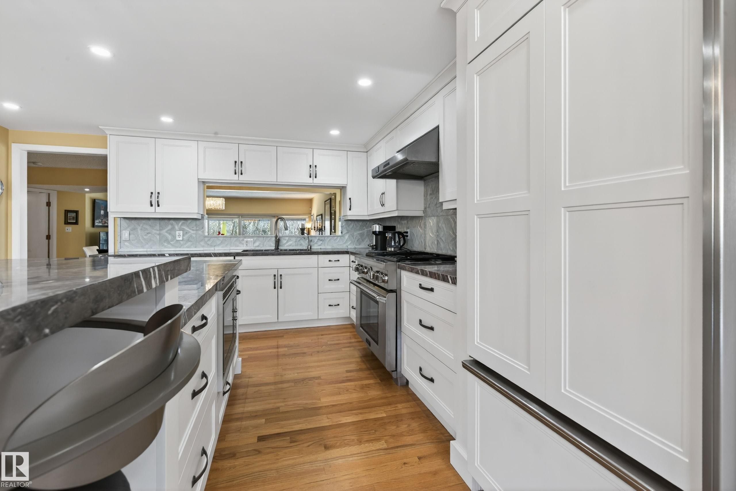 76 Willow Way, Edmonton, AB - Indoor Photo Showing Kitchen With Upgraded Kitchen