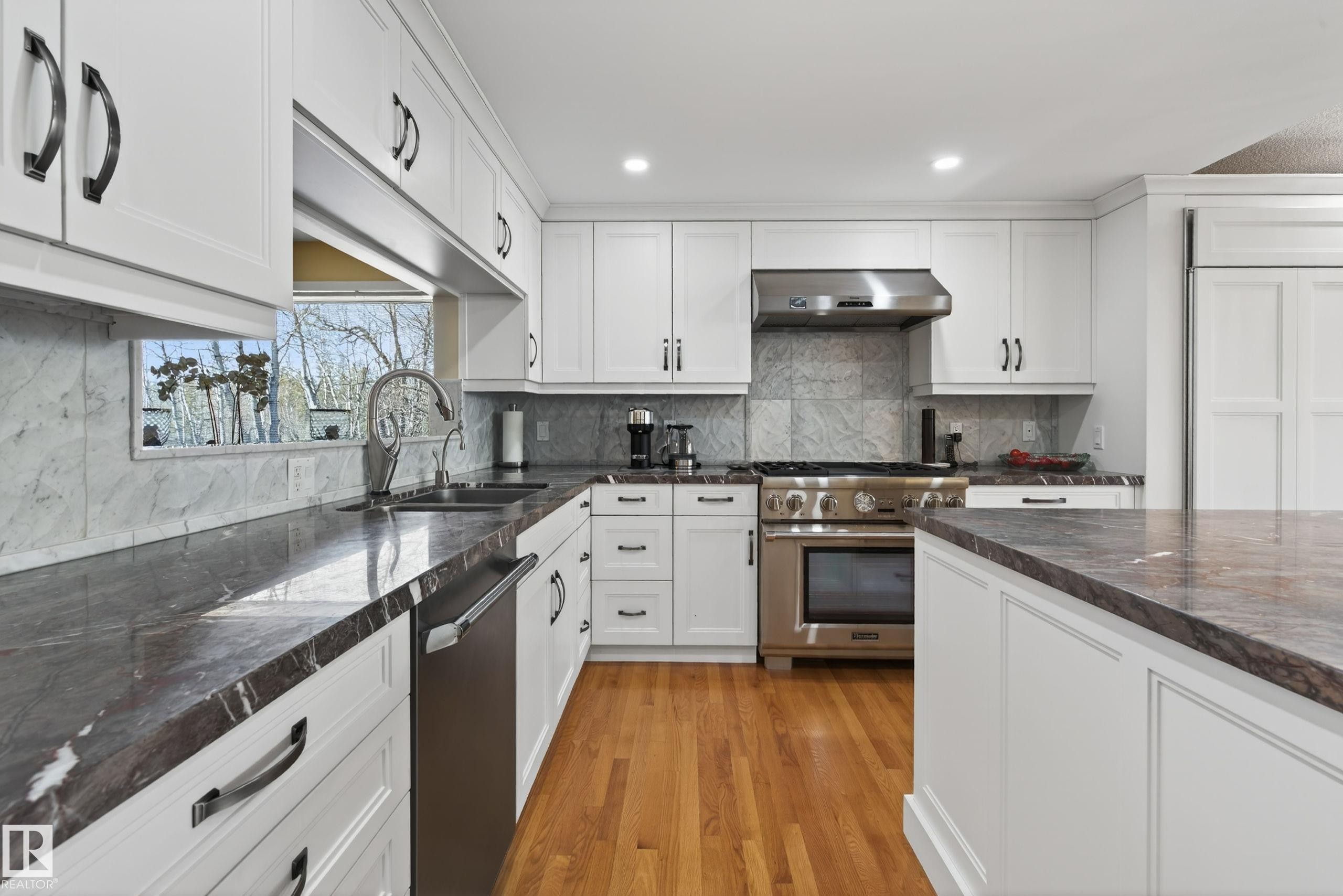 76 Willow Way, Edmonton, AB - Indoor Photo Showing Kitchen With Upgraded Kitchen