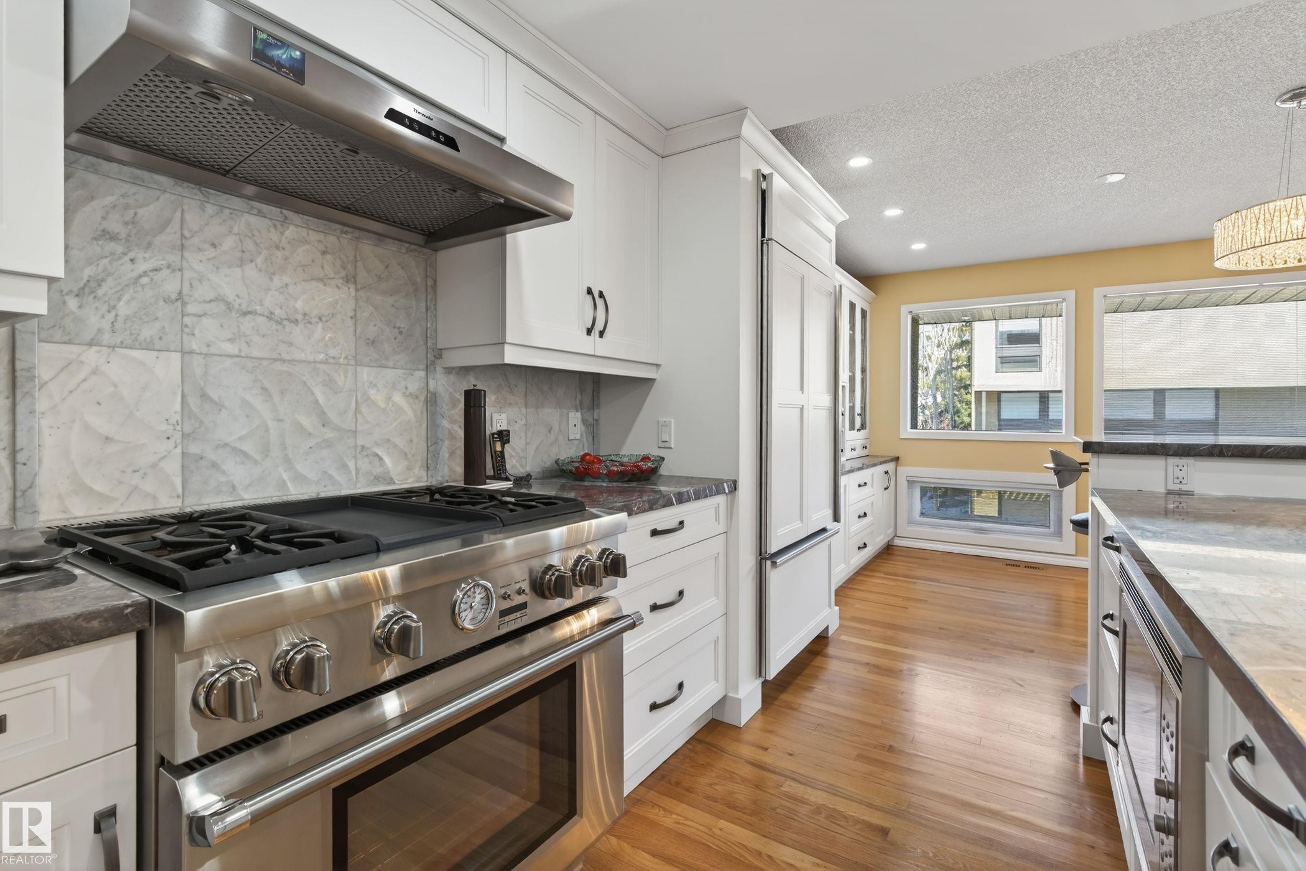 76 Willow Way, Edmonton, AB - Indoor Photo Showing Kitchen With Upgraded Kitchen