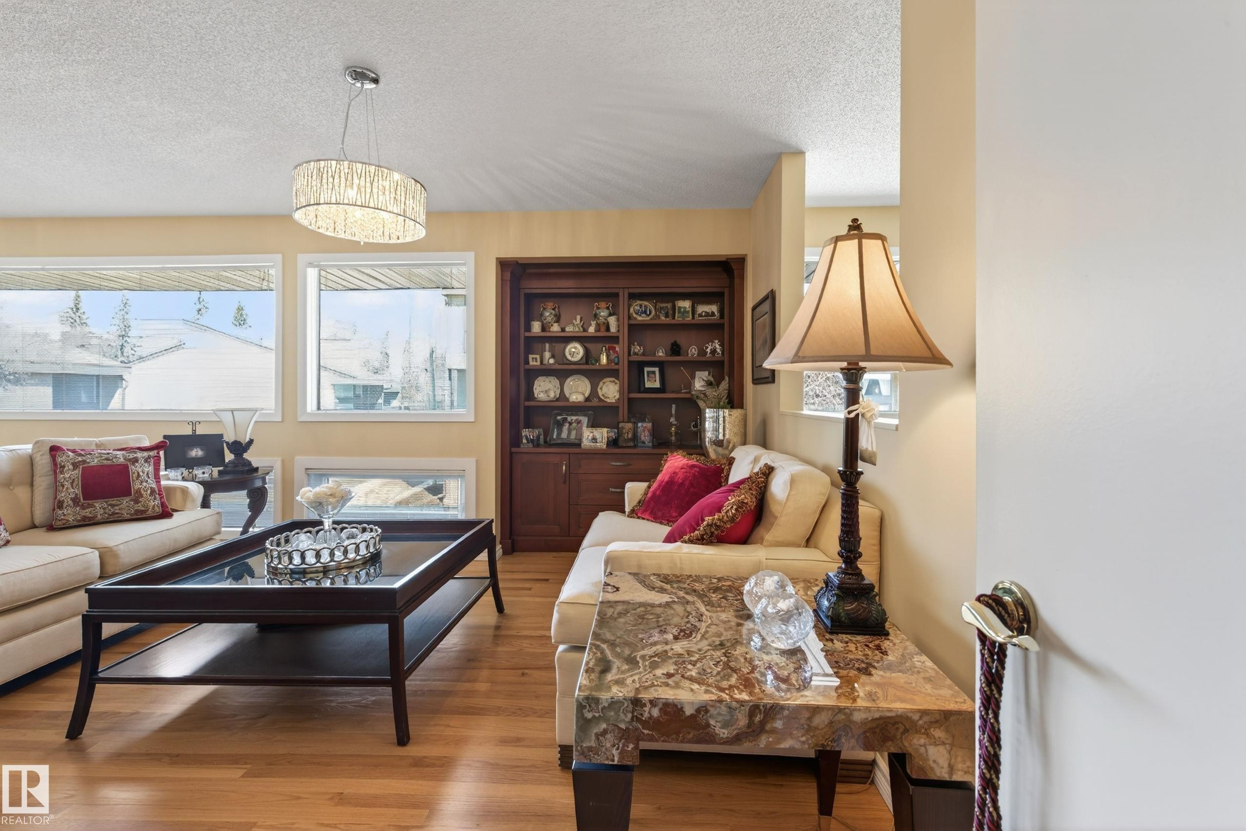 76 Willow Way, Edmonton, AB - Indoor Photo Showing Living Room