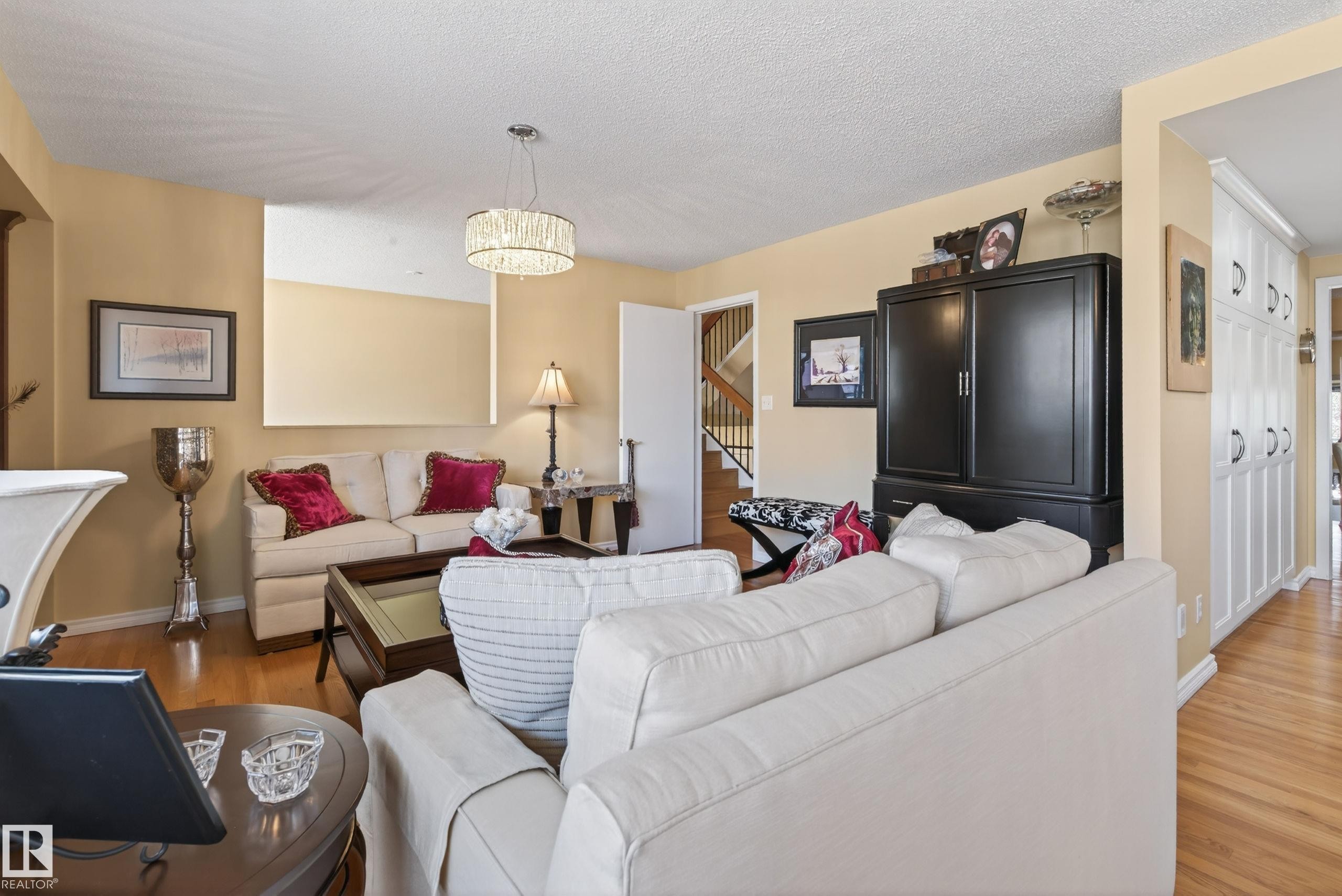 76 Willow Way, Edmonton, AB - Indoor Photo Showing Living Room