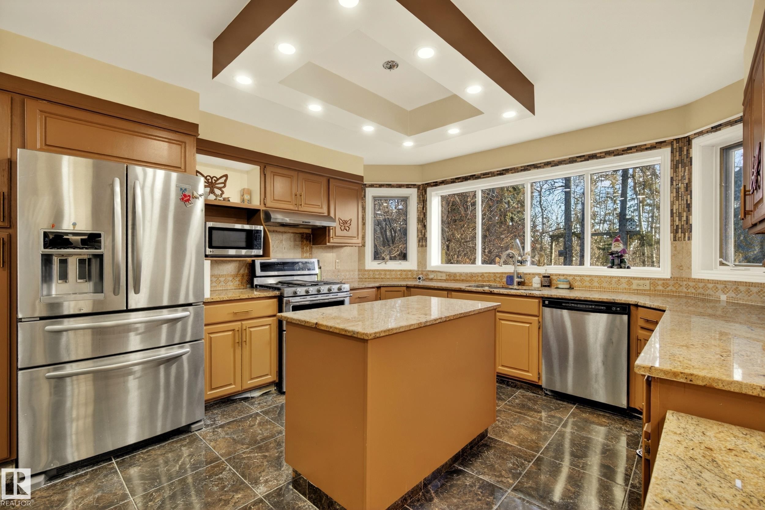 Kitchen featuring a central island, recessed lighting, and a window-lined wall - 33 Glen Meadow Crescent, St. Albert, AB - Indoor Photo Showing Kitchen