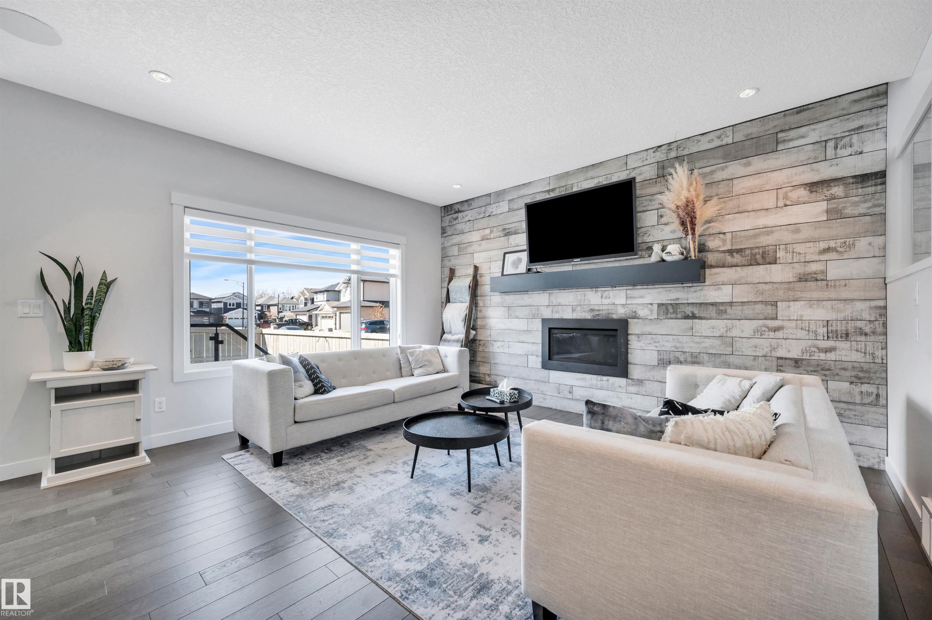 17632 77 Street, Edmonton, AB - Indoor Photo Showing Living Room With Fireplace