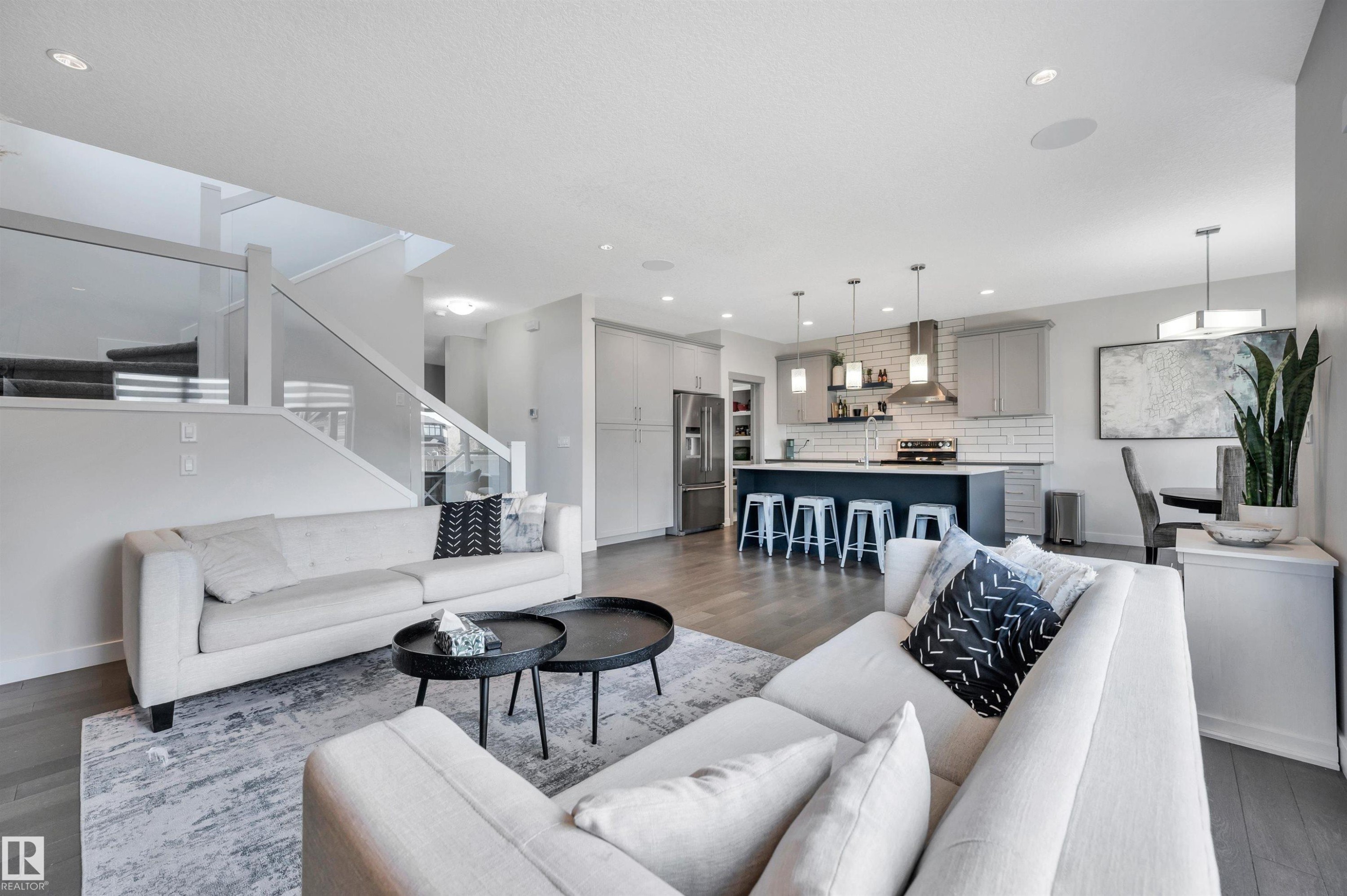 17632 77 Street, Edmonton, AB - Indoor Photo Showing Living Room