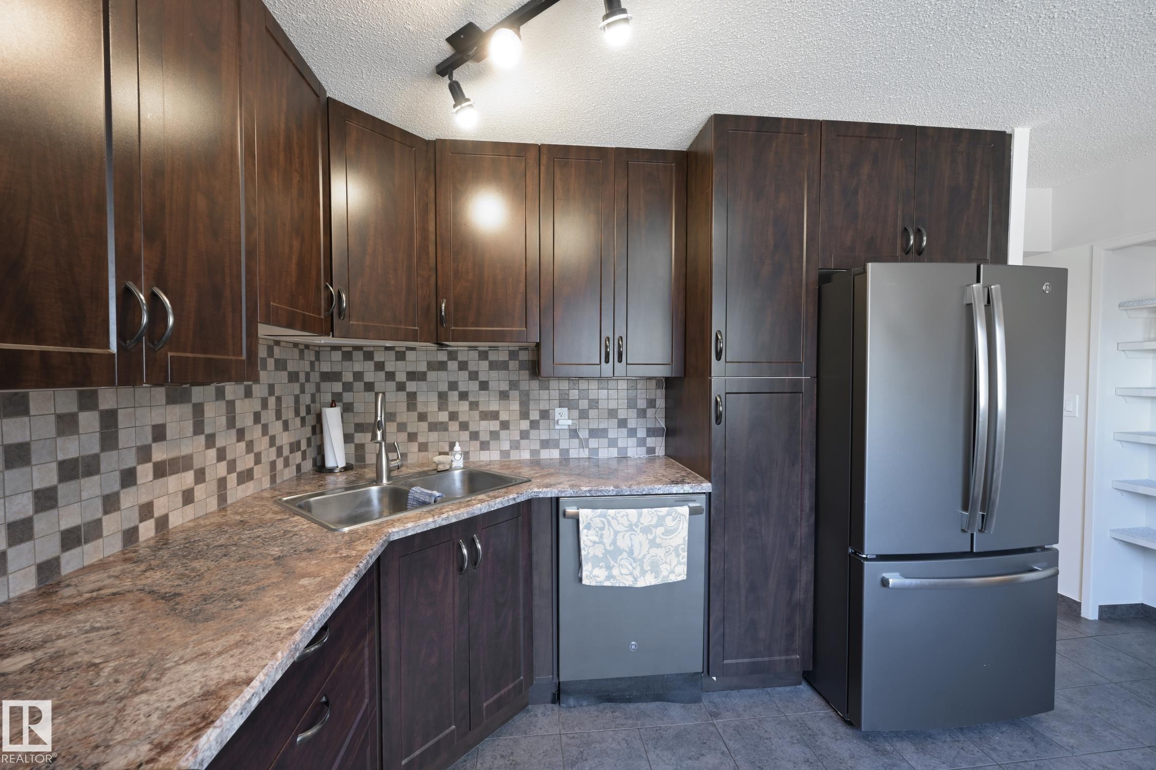 15 Glaewyn Es, St. Albert, AB - Indoor Photo Showing Kitchen With Double Sink